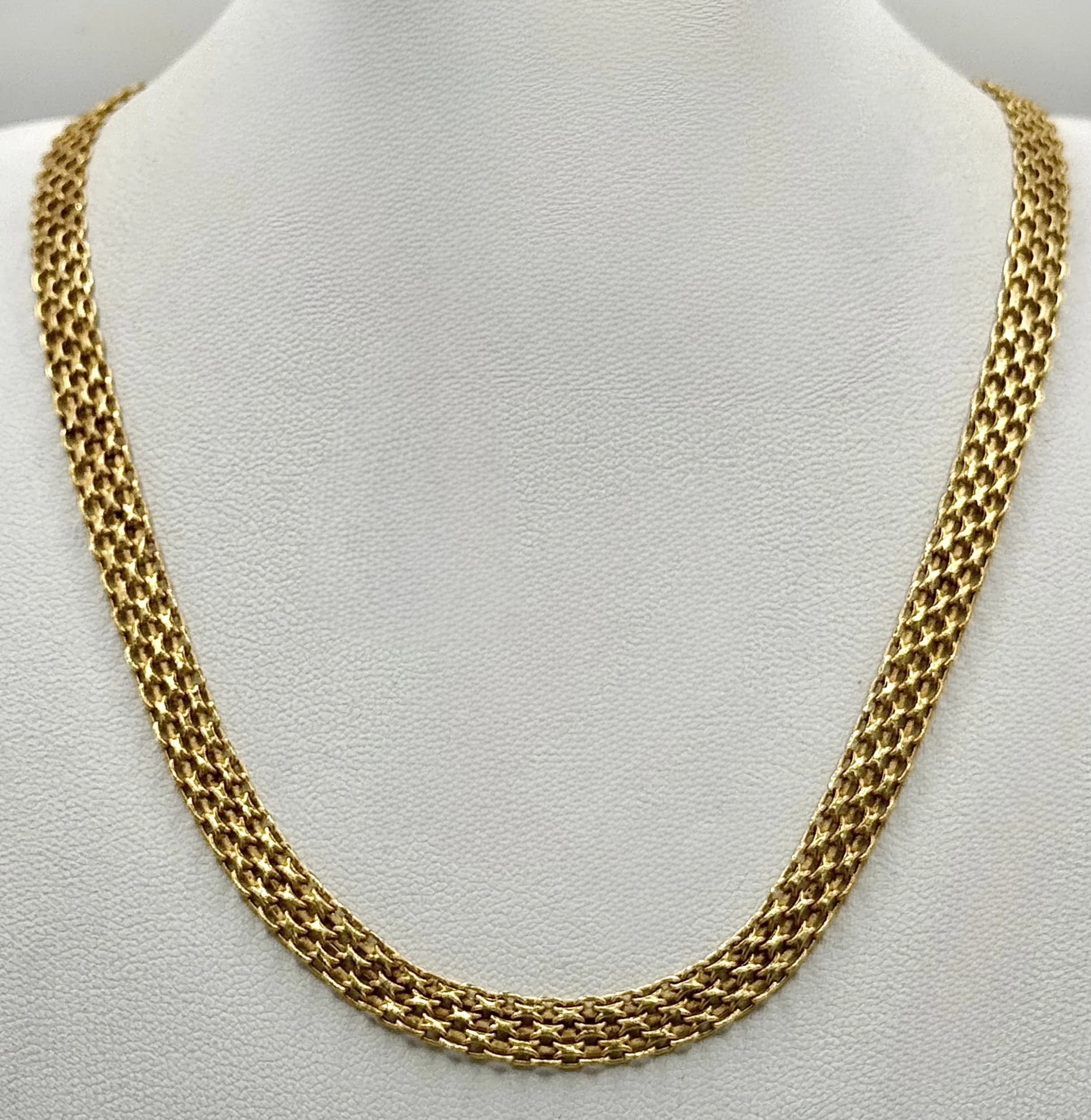 A Stylish 9K Yellow Gold Mesh Link Necklace. 6mm width. 42cm. 7.3g.