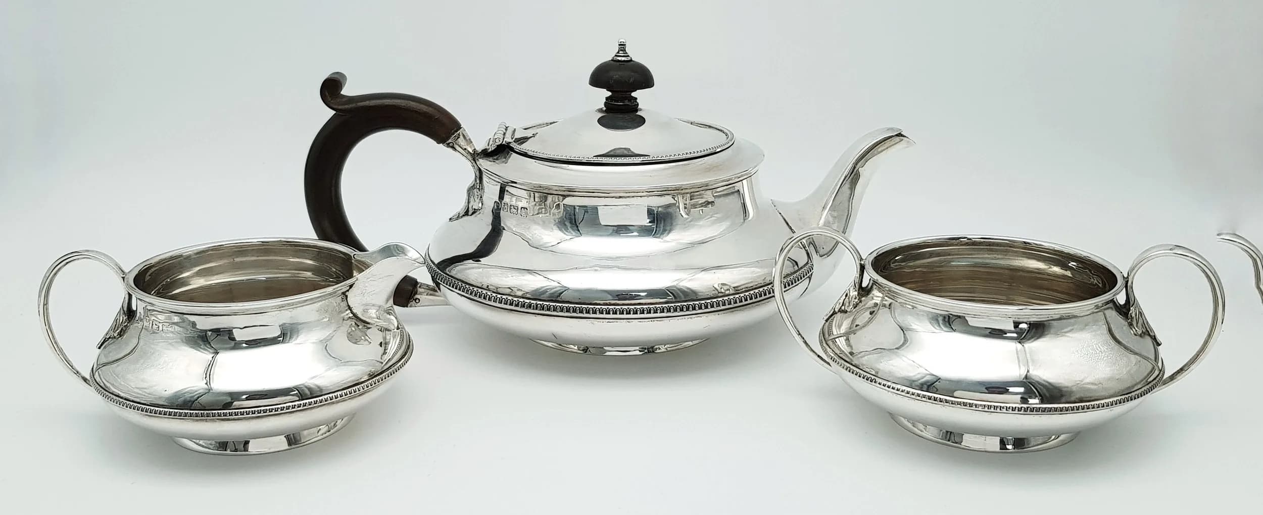 A HALLMARKED SILVER REGENCY STYLE TEA SET COMPRISING OF AN ELEGANT TEAPOT , CREAMER AND SUGAR BOWL AND DATED 1922 . TOTAL WEIGHT 840.3gms