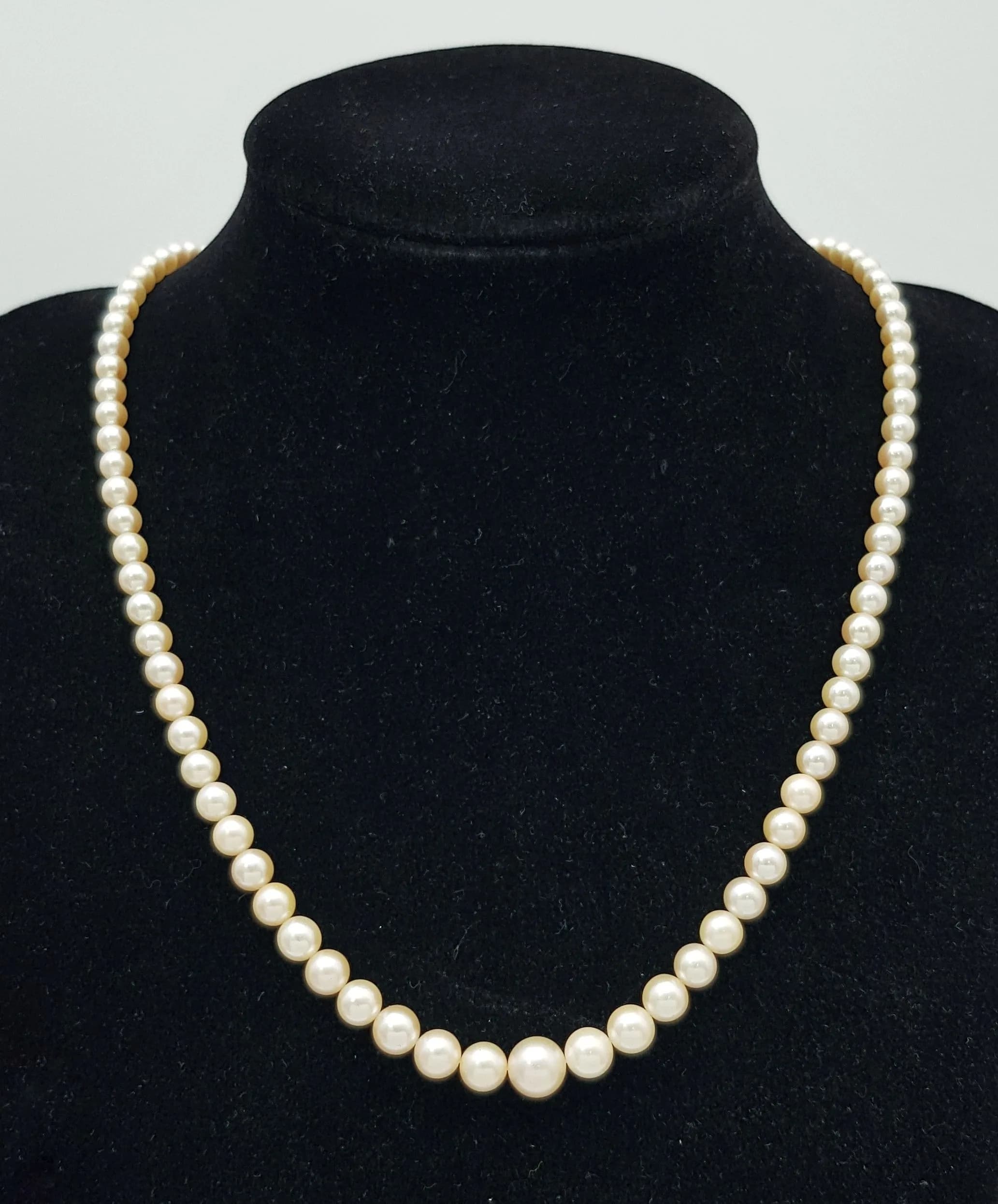 A Mikimoto Cultured Pearl Necklace with 9K Gold Clasp. 42cm. 13.3g total weight. With case. Ref: 029832.