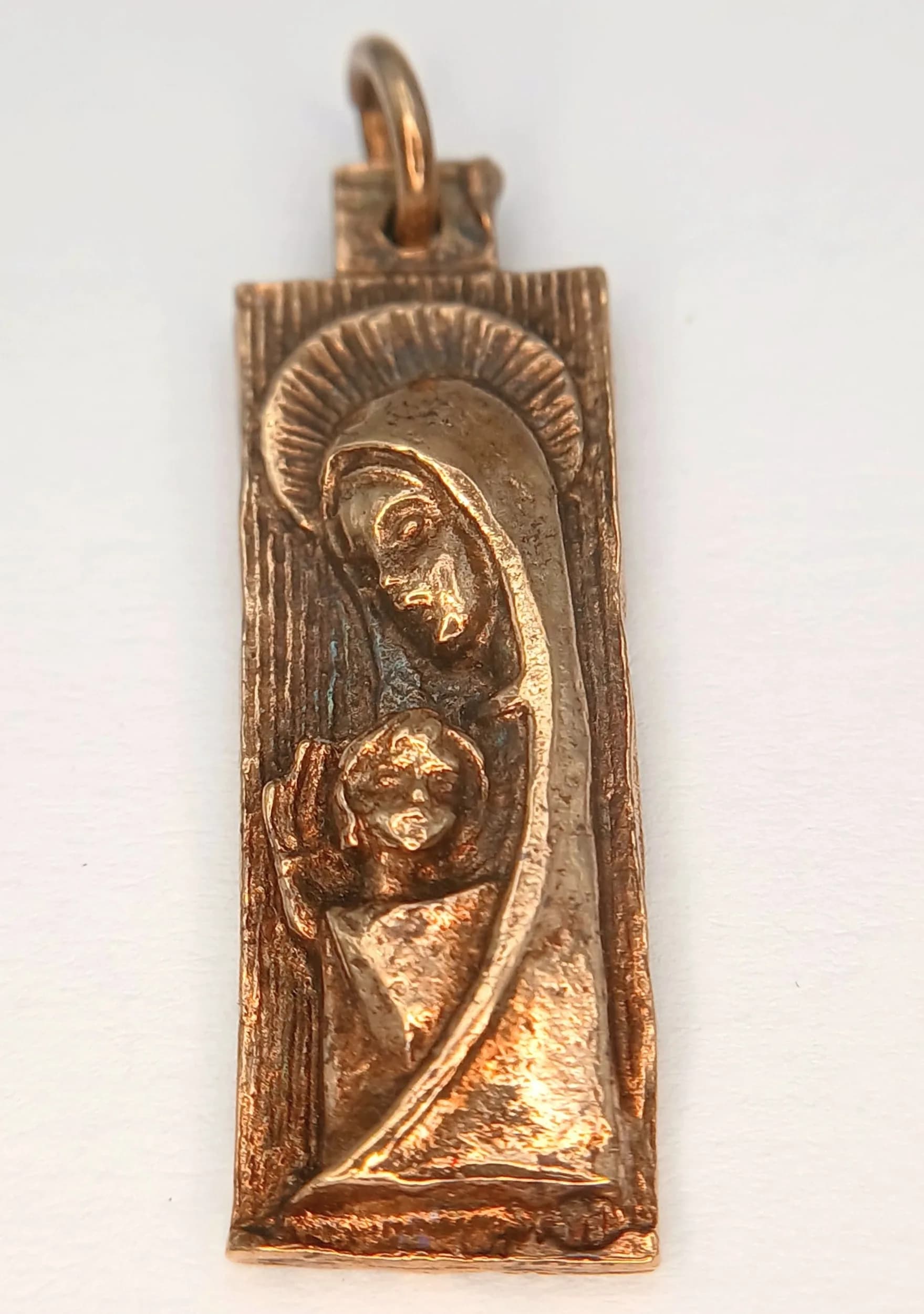 Beautiful Vintage 9 CARAT GOLD ‘VIRGIN MARY’ INGOT PENDANT. Approx 6.4 Grams. 4.0 cm Drop. Full UK hallmark. Please see pictures.