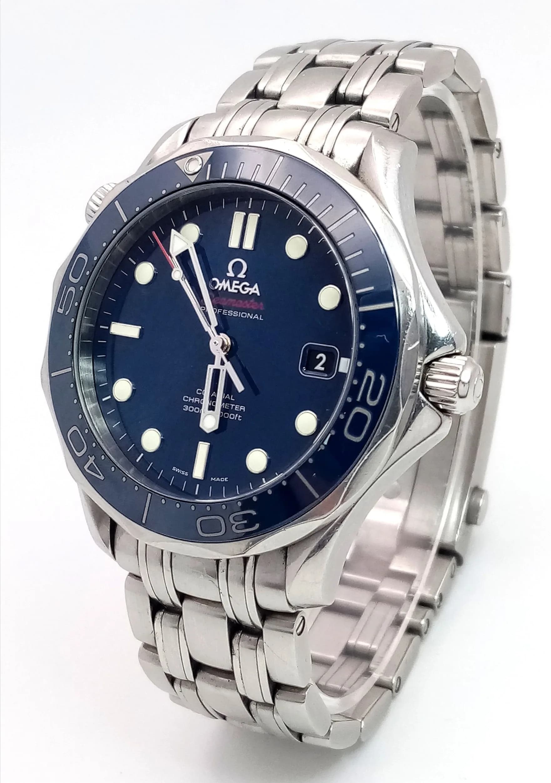An Omega Seamaster Professional Gents Watch. Model - 21230412003001. Stainless steel bracelet and case - 41mm. Blue dial with date window. Comes with box, array of papers and WCSA report. In working order but bezel does not rotate. Ref: 029786.