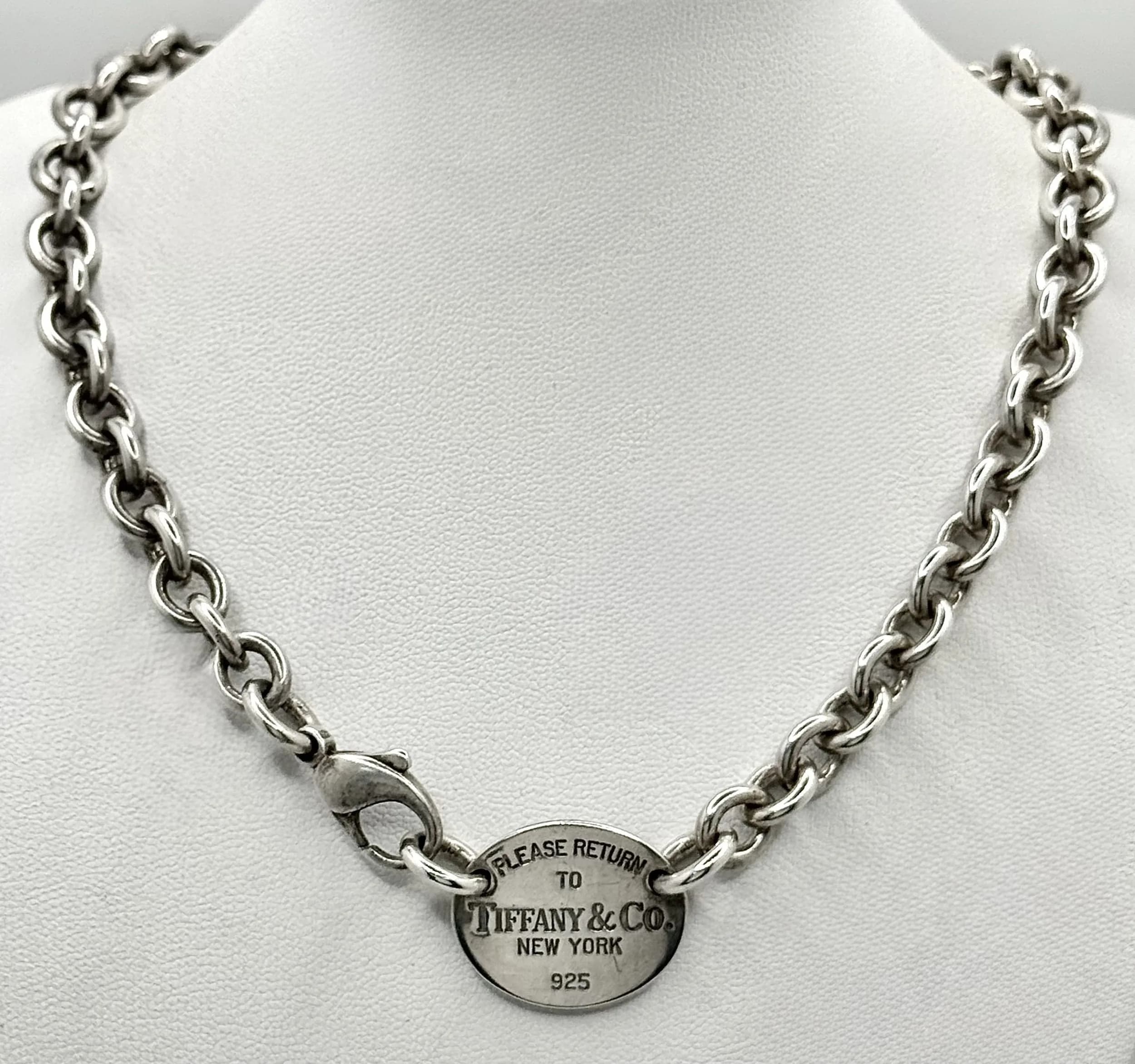 A TIFFANY & CO SILVER CHOKER NECKLACE COMING IN ORIGINAL POUCH AND BOX . 52.2gms 37cms