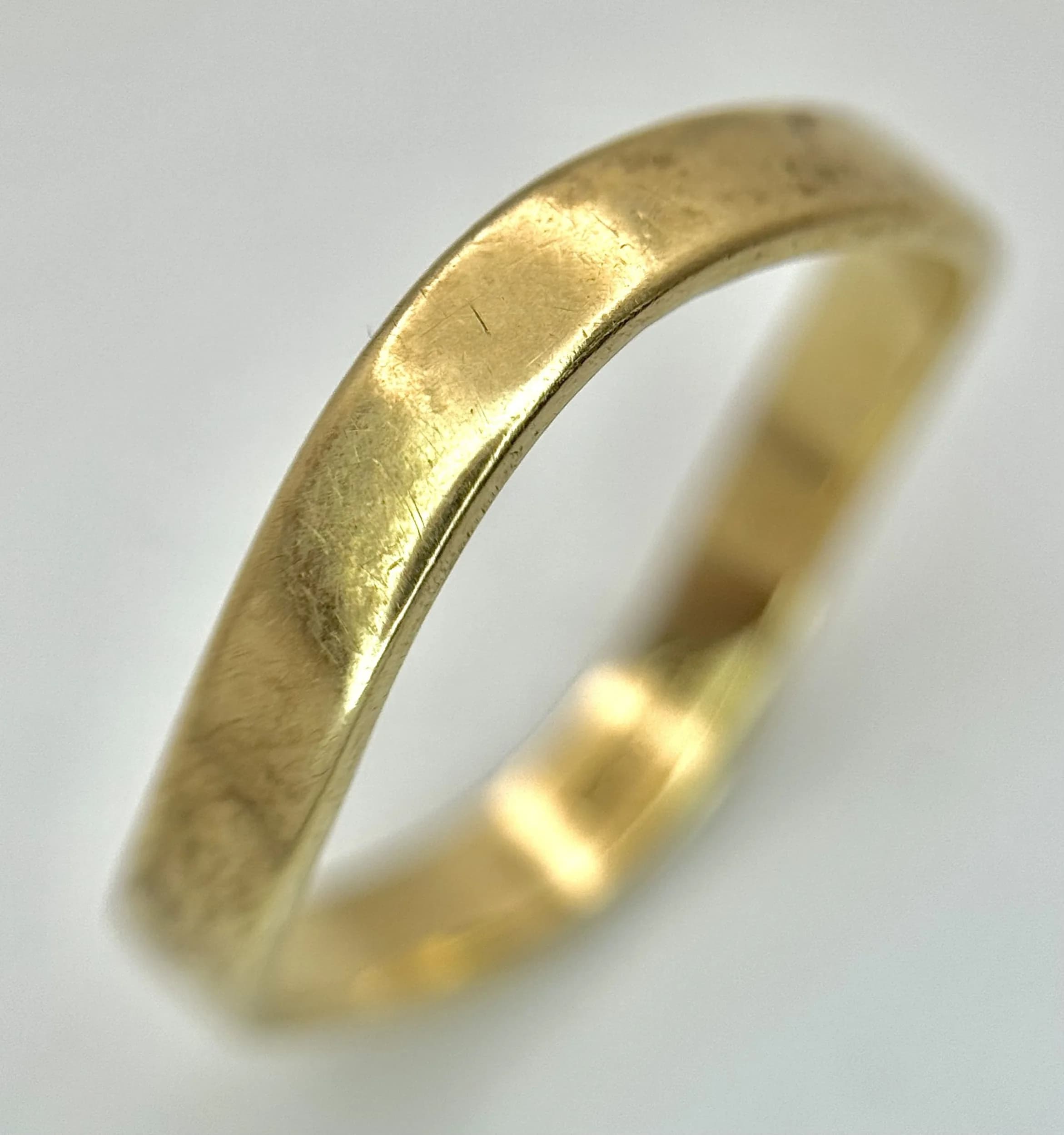 A 9K Yellow Gold Band Wave Ring. 4mm width. Size R. 2.4g.