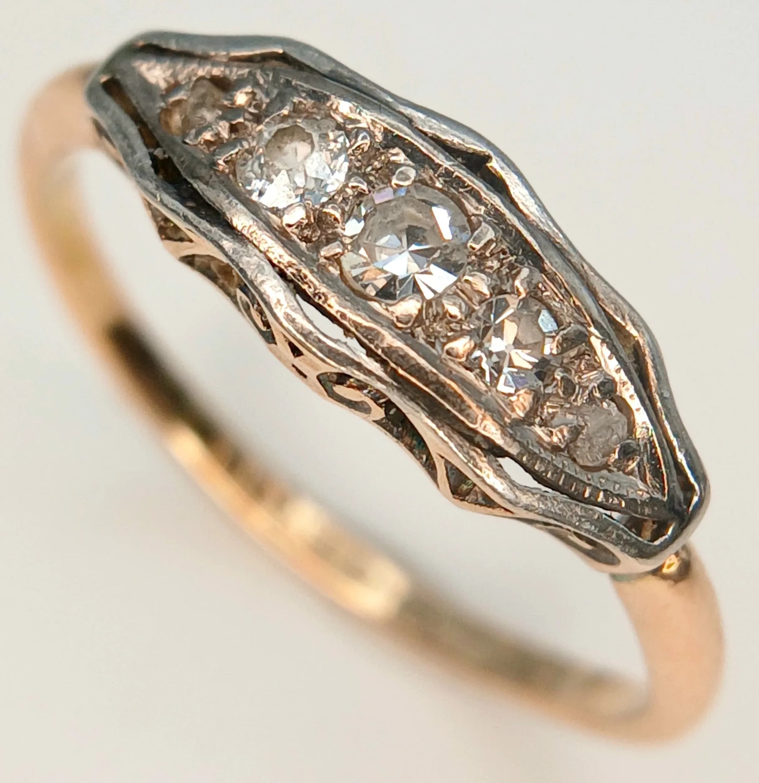 AN 18K YELLOW GOLD, ANTIQUE, OLD CUT DIAMOND RING. 1.8G, SIZE J/K. SSPA 7001