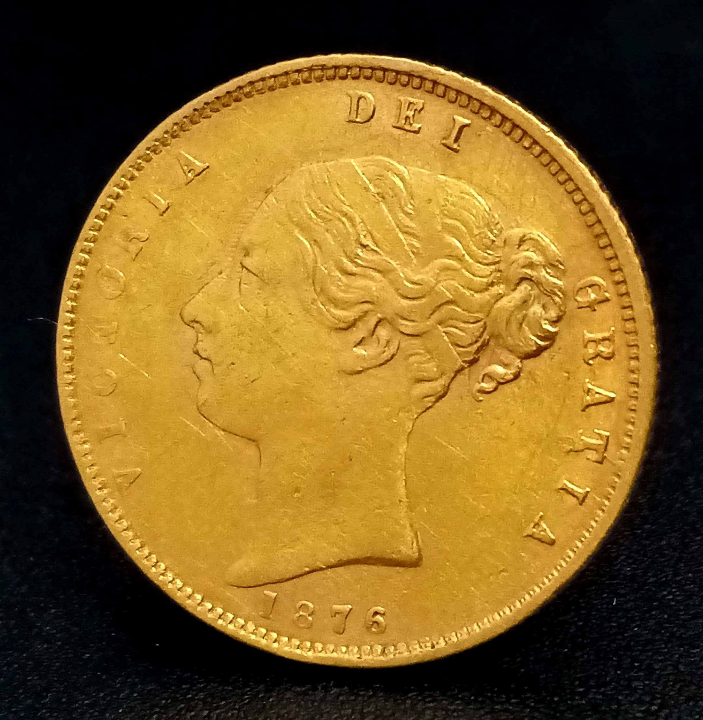 AN 1876, QUEEN VICTORIA, YOUNG BUN HEAD, SHIELD BACK, HALF SOVEREIGN COIN. 22K GOLD. C 7006.