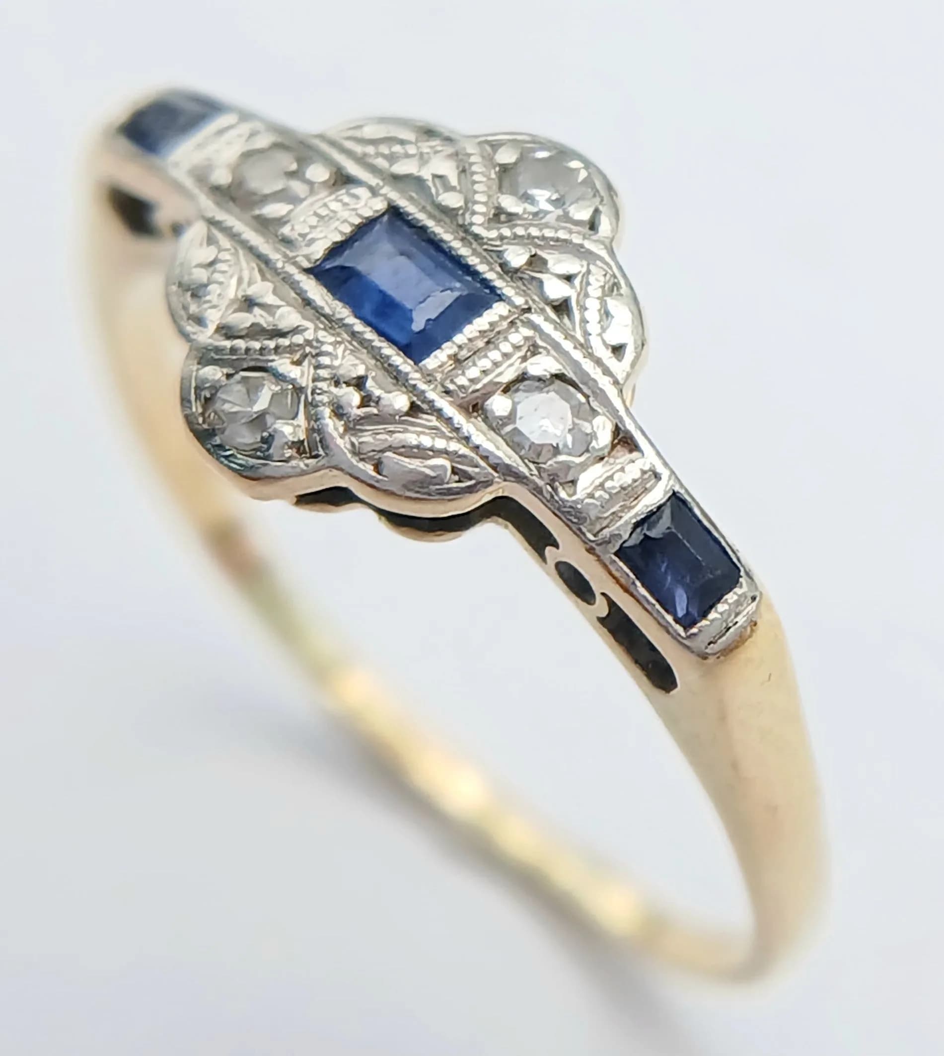 AN 18K YELLOW GOLD, ANTIQUE, DIAMOND AND SAPPHIRE RING. 1.7G, SIZE K. S/A 1692 - 1