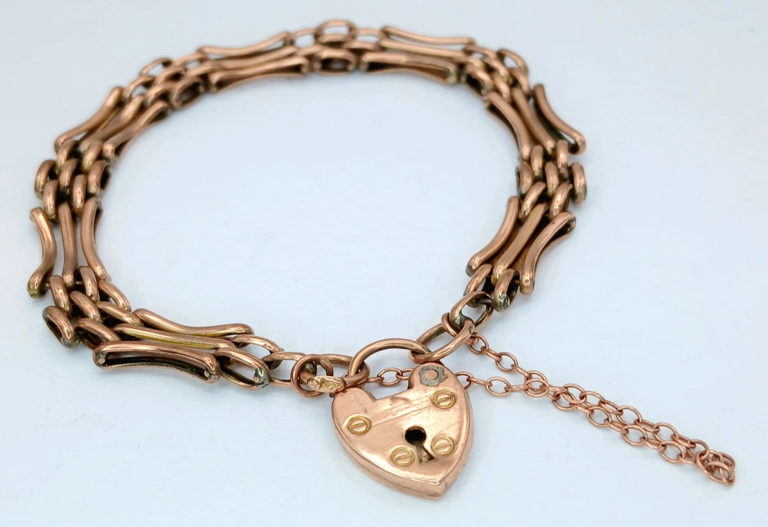 A Childs 9k Yellow Gold Fancy Gate Bracelet with Heart Clasp and Safety Chain. 14cm. 4.25g.