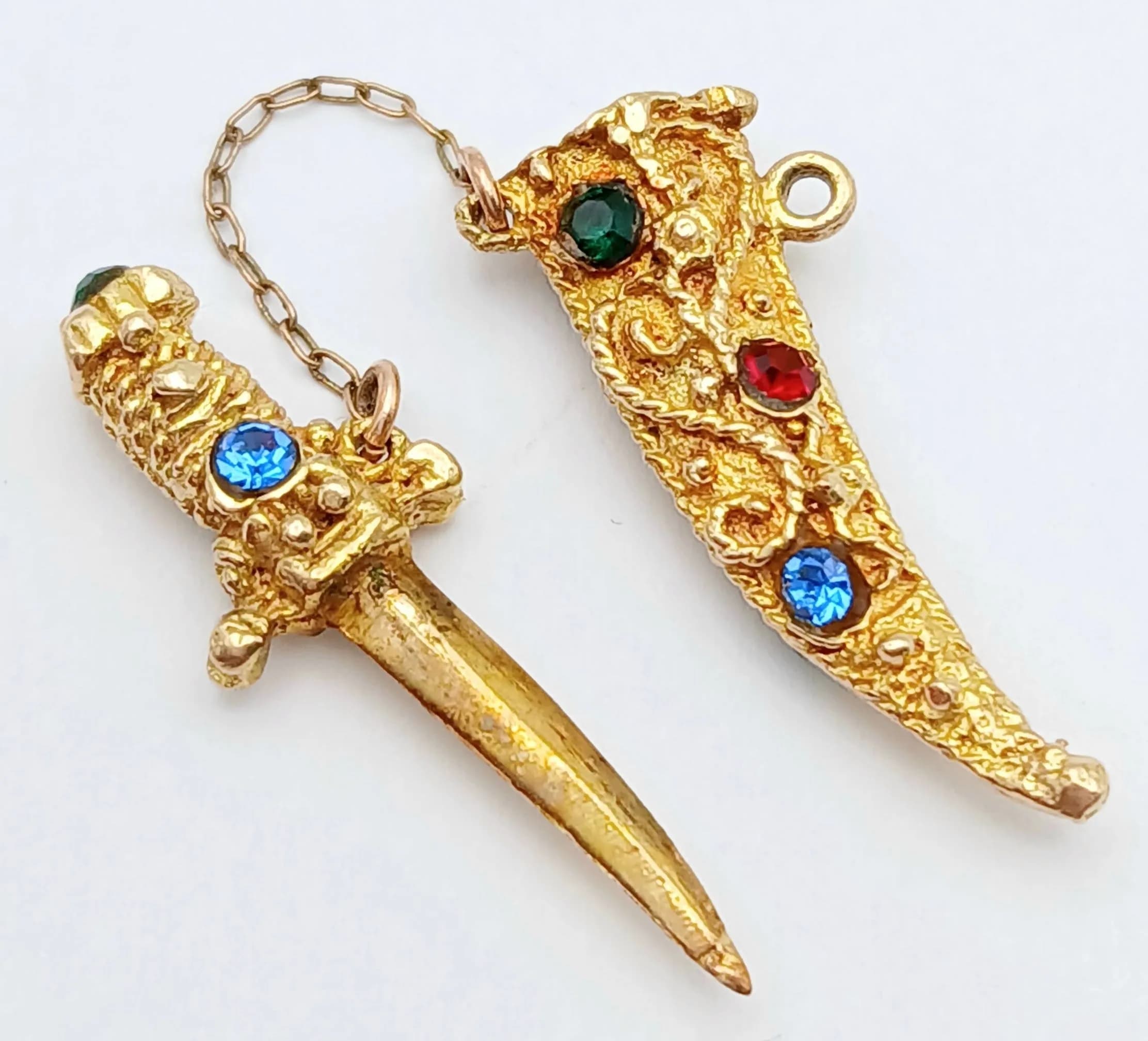 A 9K Yellow Gold, Multi-Coloured Stone Set Dagger Pendant/Charm. Retractable. 3.5cm. 3.4g total weight.