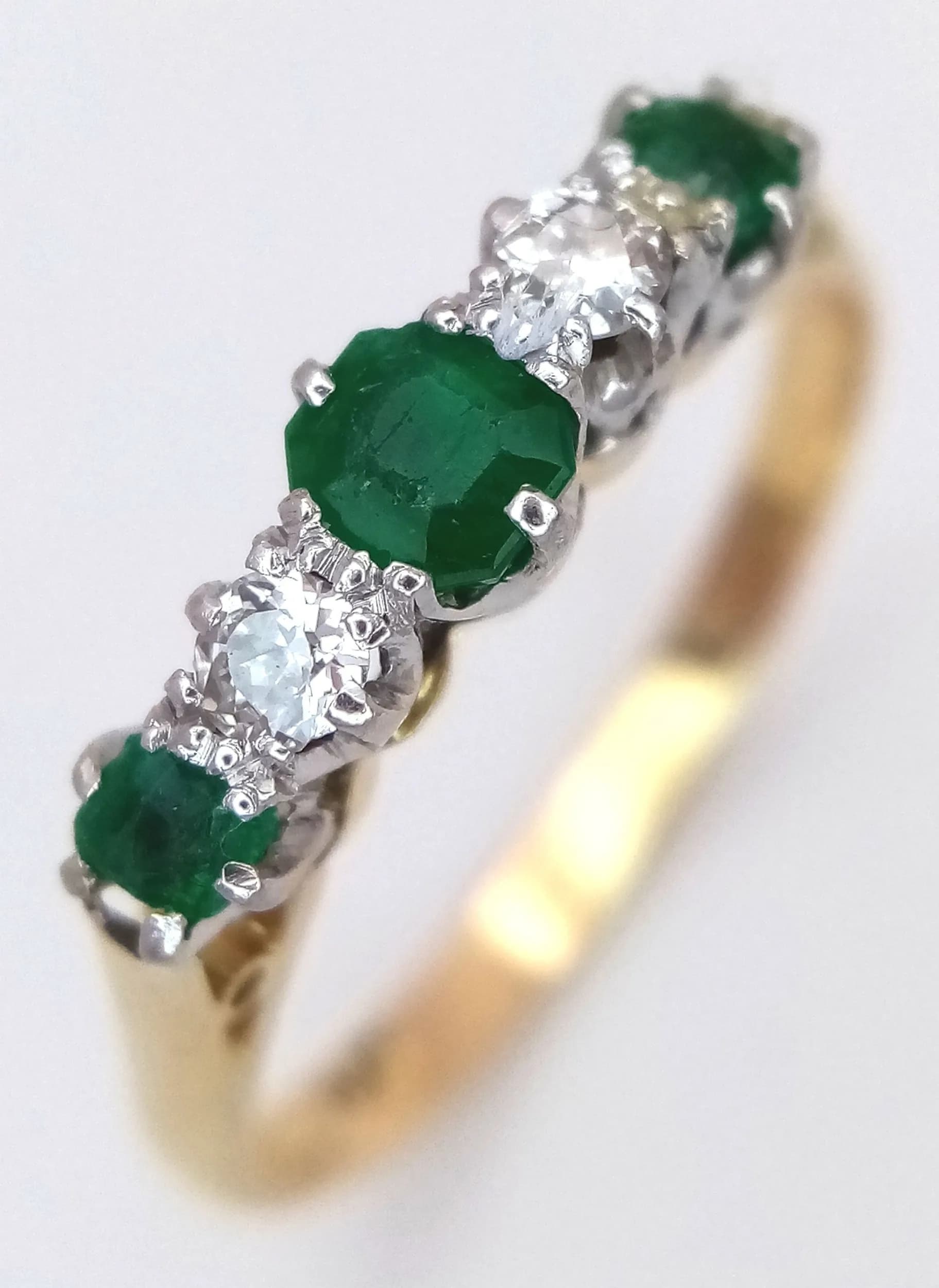 AN 18K YELLOW GOLD, DIAMOND AND EMERALD RING. 3.1G, SIZE P. SC 7051