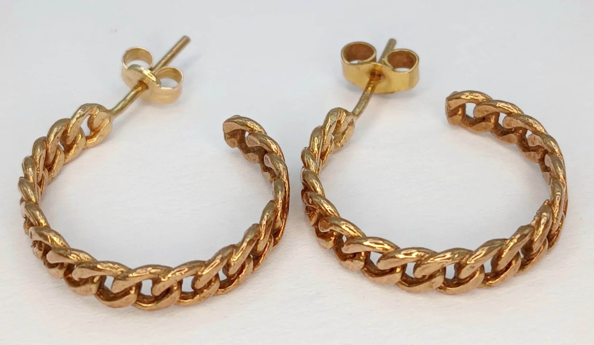 A Pair of 9K Yellow Gold Curb Link Hoop Earrings. 2cm. 3.3g.