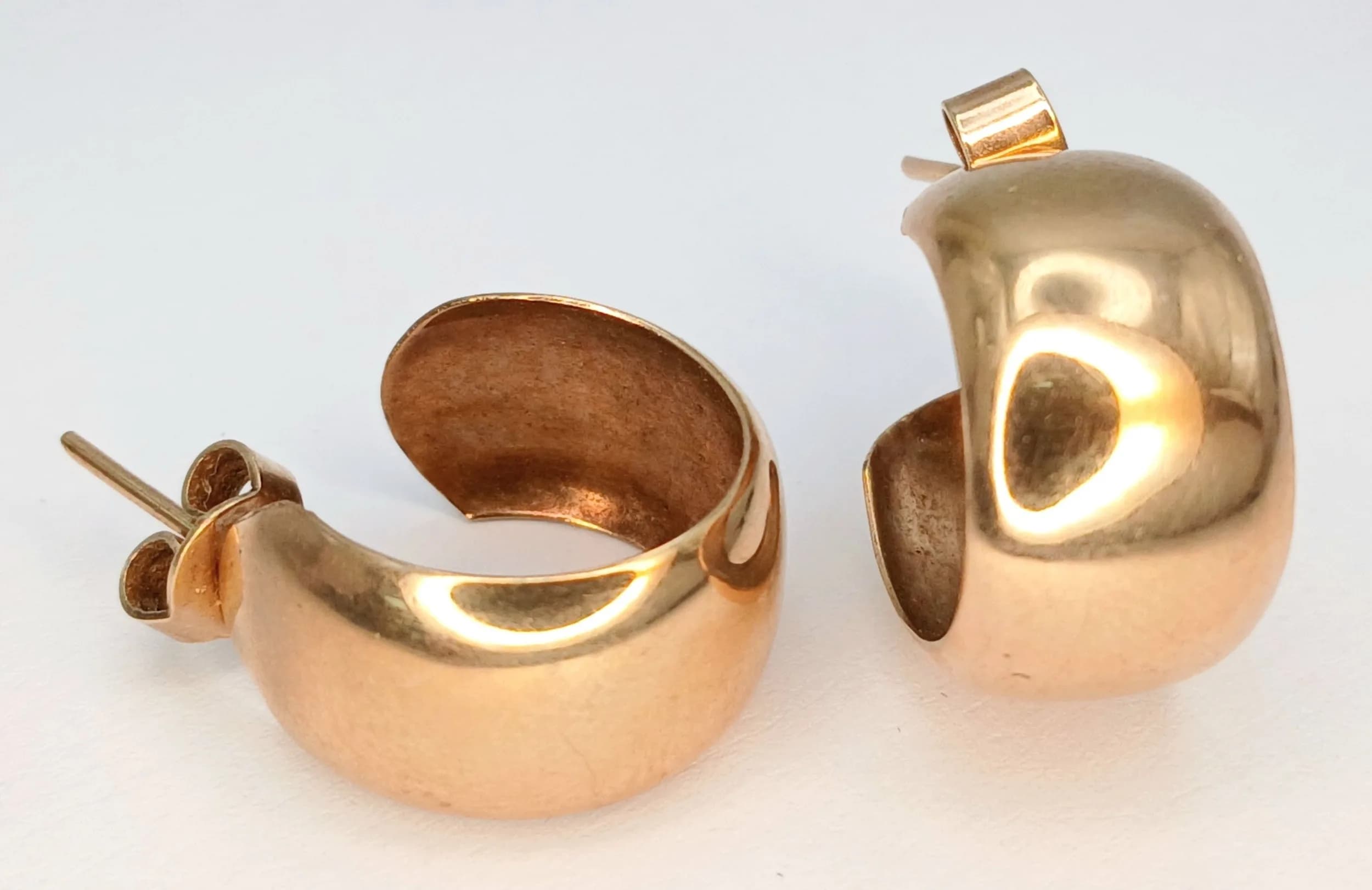 A Pair of 9K Yellow Gold Hoop Huggie Earrings. 2.95g total weight.
