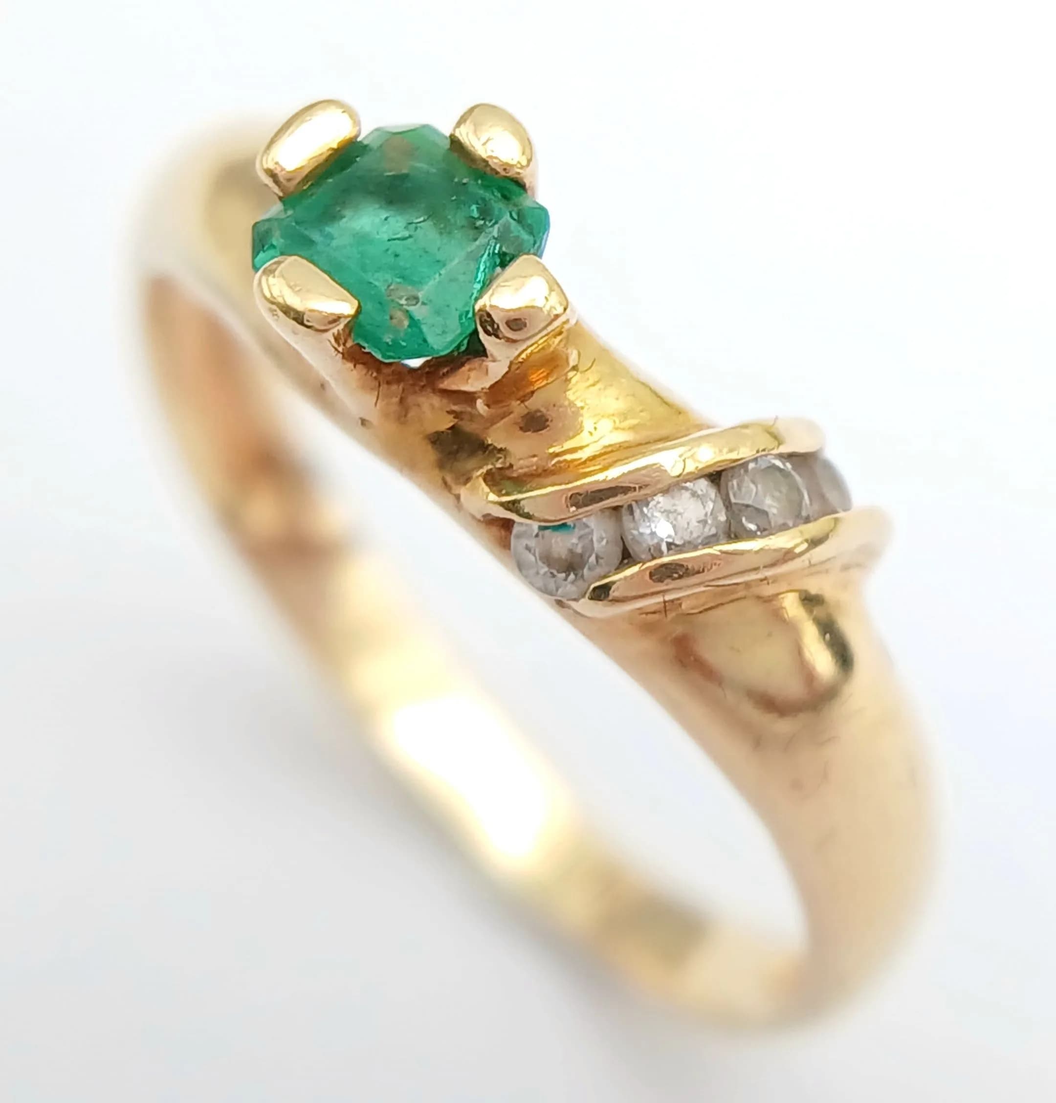 Designer 18 CARAT GOLD, EMERALD RING. 2.3 Grams. Size N - N 1/2.