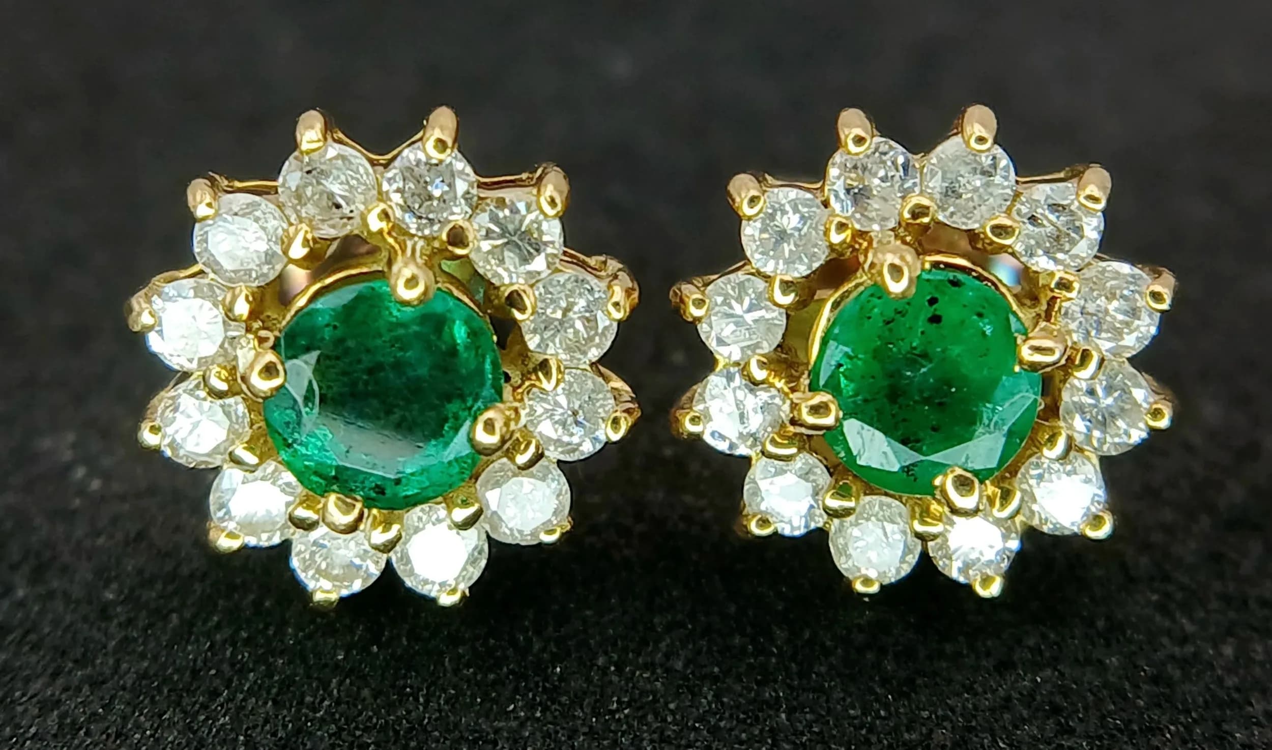 A PAIR OF 18K YELLOW GOLD, DIAMOND AND EMERALD SET, CLUSTER STUD EARRINGS. TOTAL WEIGHT: 2.3G. SC 7072