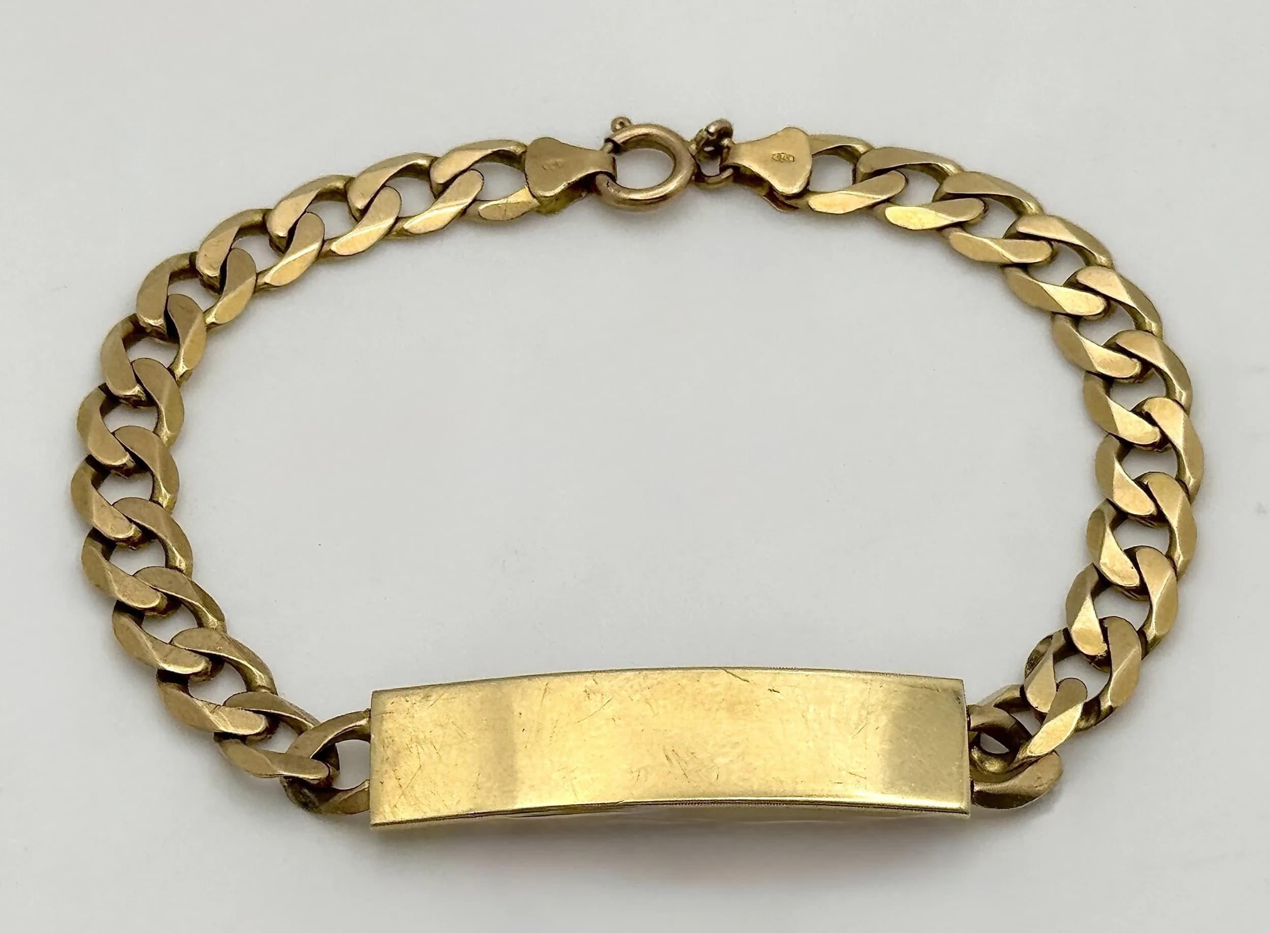 A 9K Yellow Gold Identity Link Bracelet with Flat Curb Links.19cm. 16.6g.