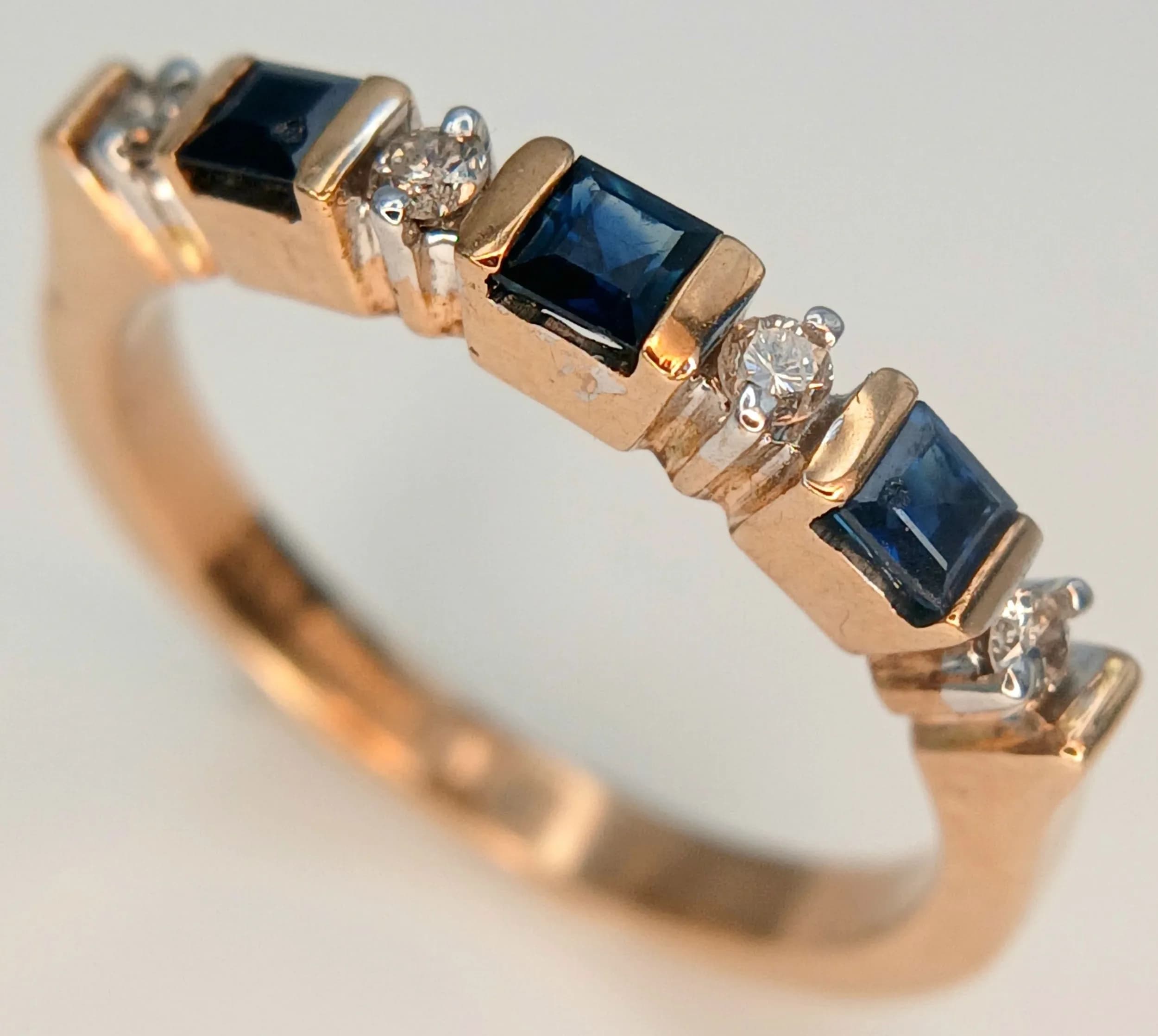 A 9K Yellow Gold, Sapphire and Diamond Seven Stone Ring. Alternating gemstones. Size L 1/2. 2.8g.