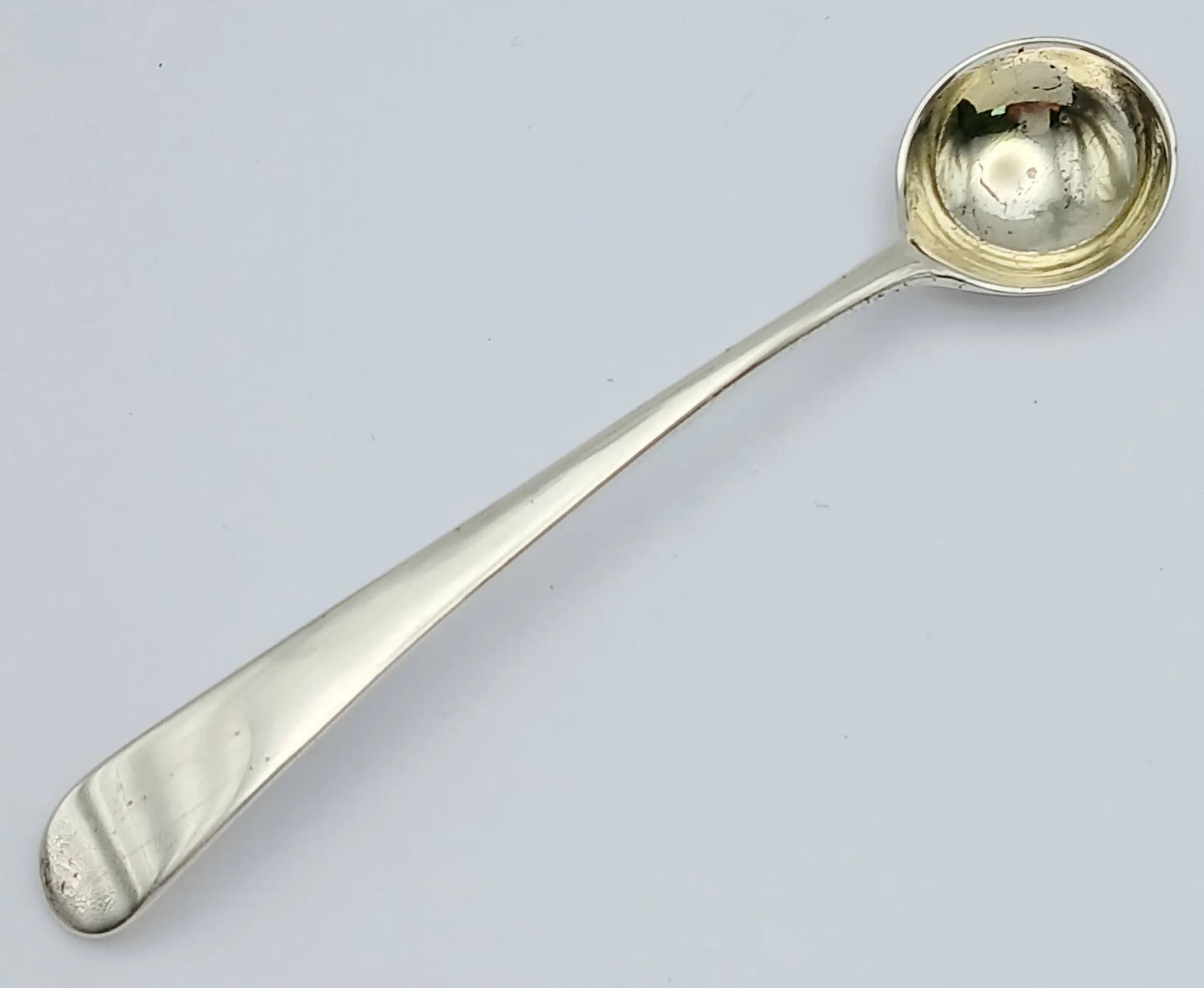 Antique GEORGE III SILVER SALT SPOON. Hallmarked for Thomas Wallis ,London 1800.Nice Deep Bowl with ladle shaped handle. 9.5 cm. Please see pictures.