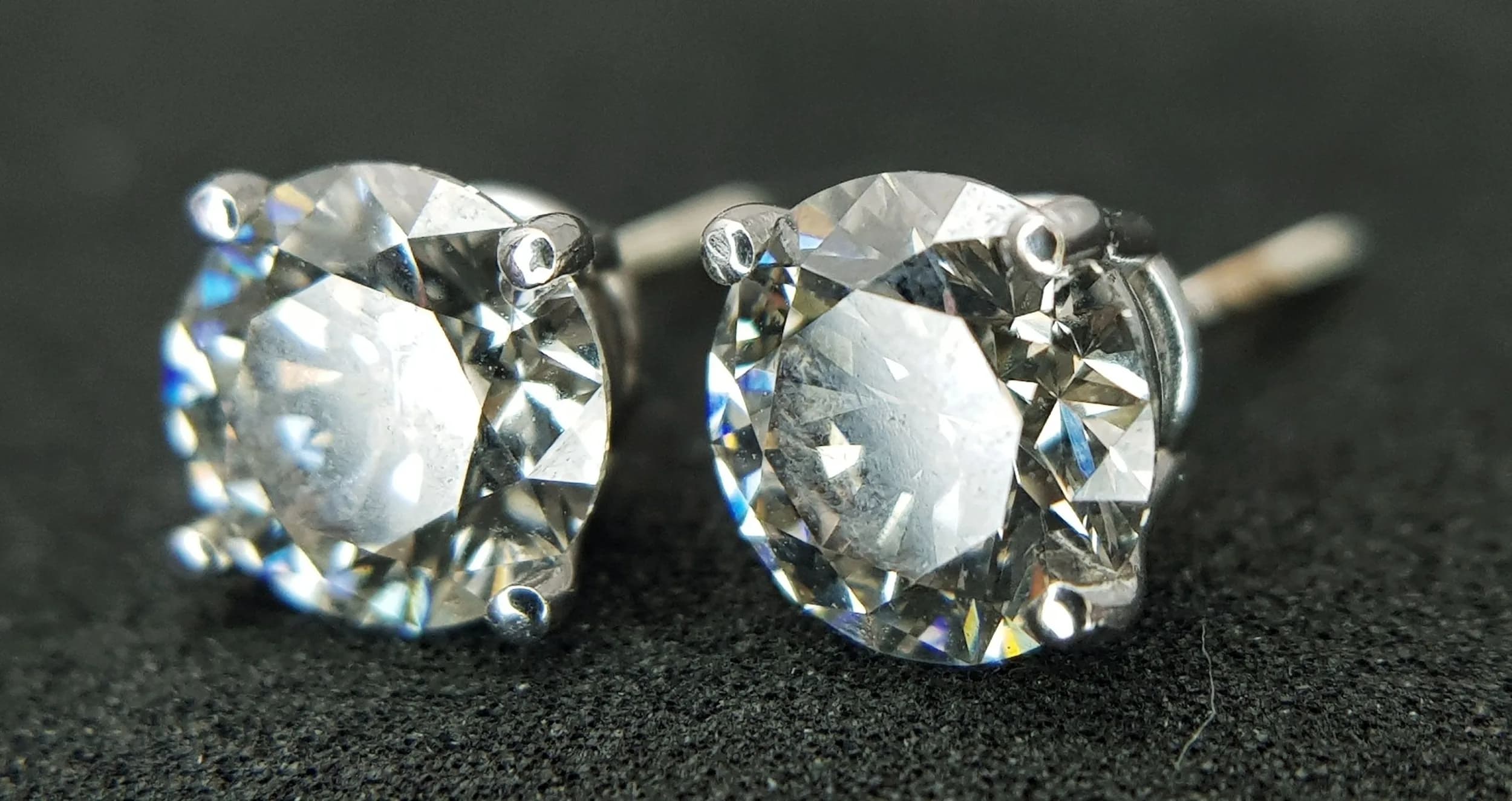 A Pair of 18K White Gold and 1.5ctw Lab Diamond Stud Earrings. Having G colour and SI1 clarity. One back missing.1.3g total weight. Ref: 029640.