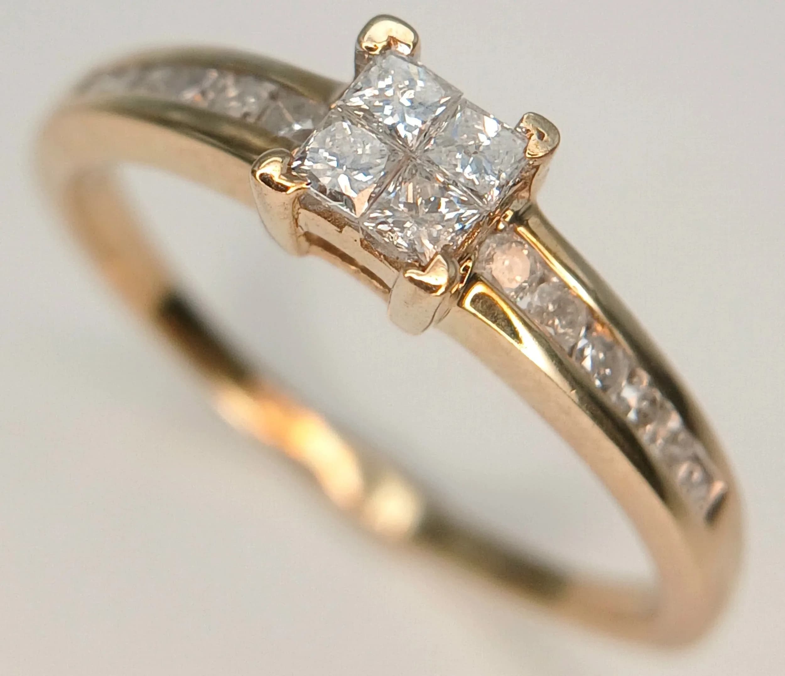 A 9K YELLOW GOLD, DIAMOND SET RING. 0.33CTW. 2G, SIZE Q. SPSA 7004