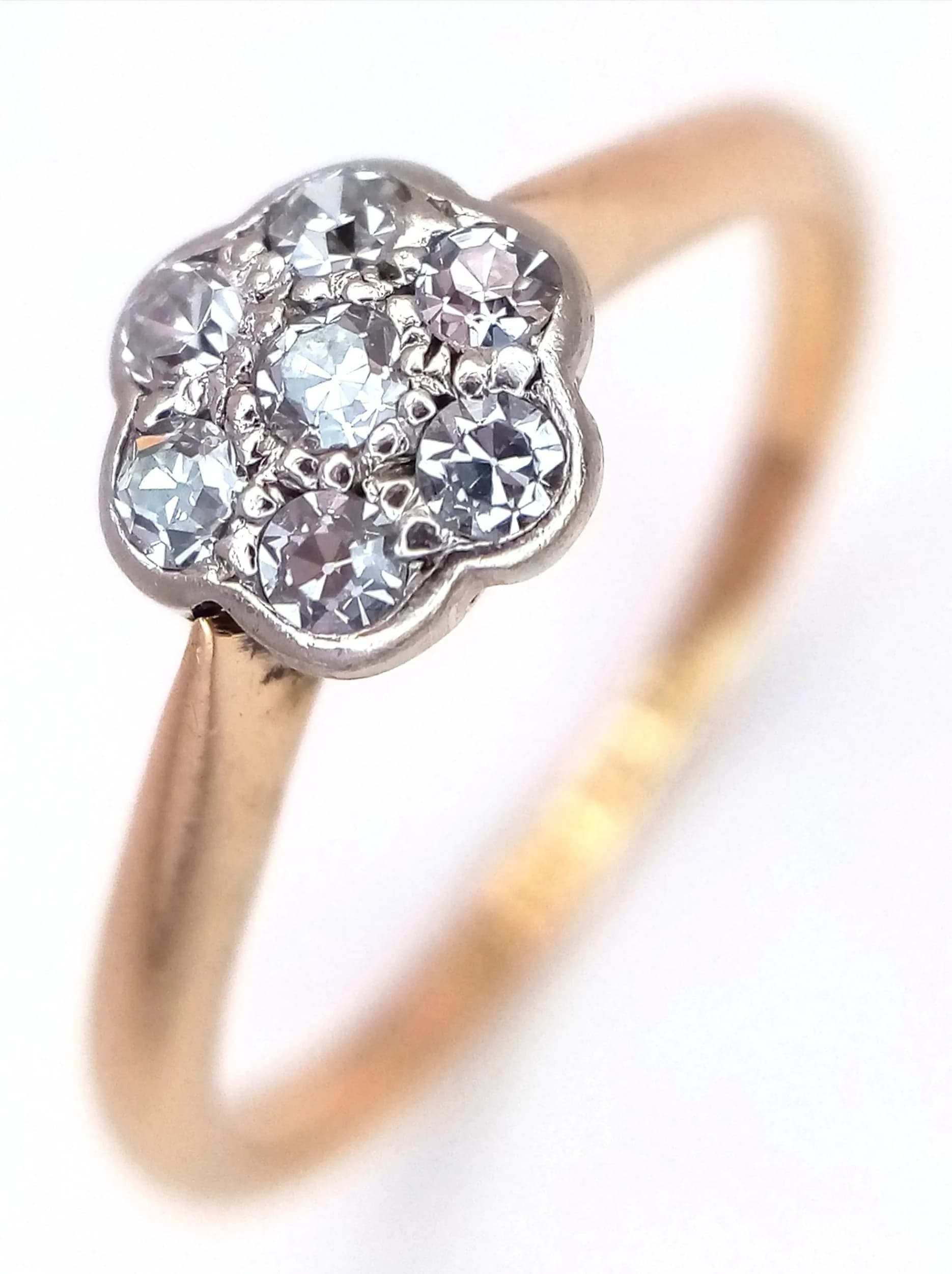 AN 18K YELLOW GOLD, VINTAGE, OLD CUT, DIAMOND SET, DAISY CLUSTER RING. 2G, SIZE L. SC 7048