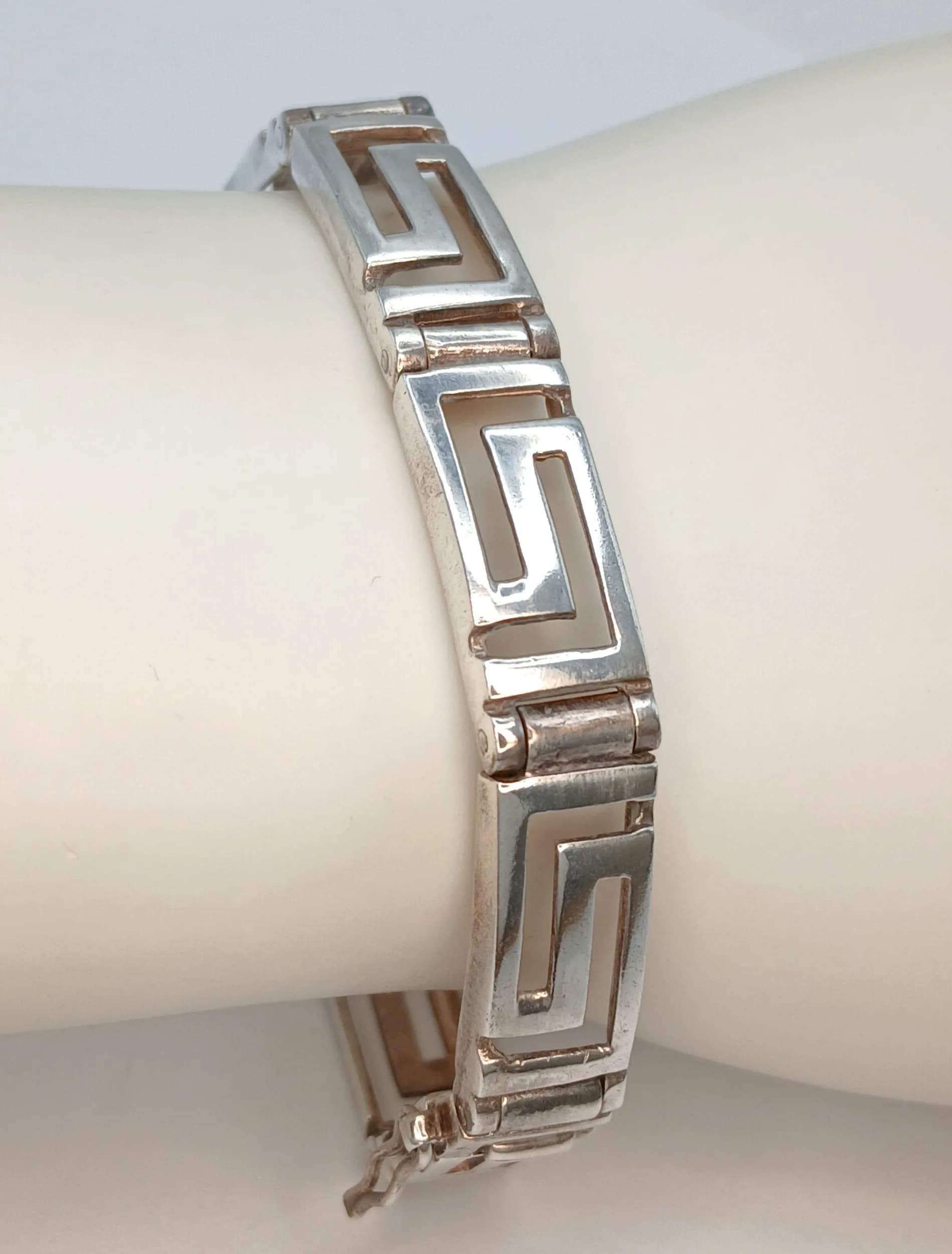 A 925 Silver Greek Key Bracelet. Openwork geometric Greek key design with box clasp fastening. Hallmarked 925. Total weight 22.3 grams.