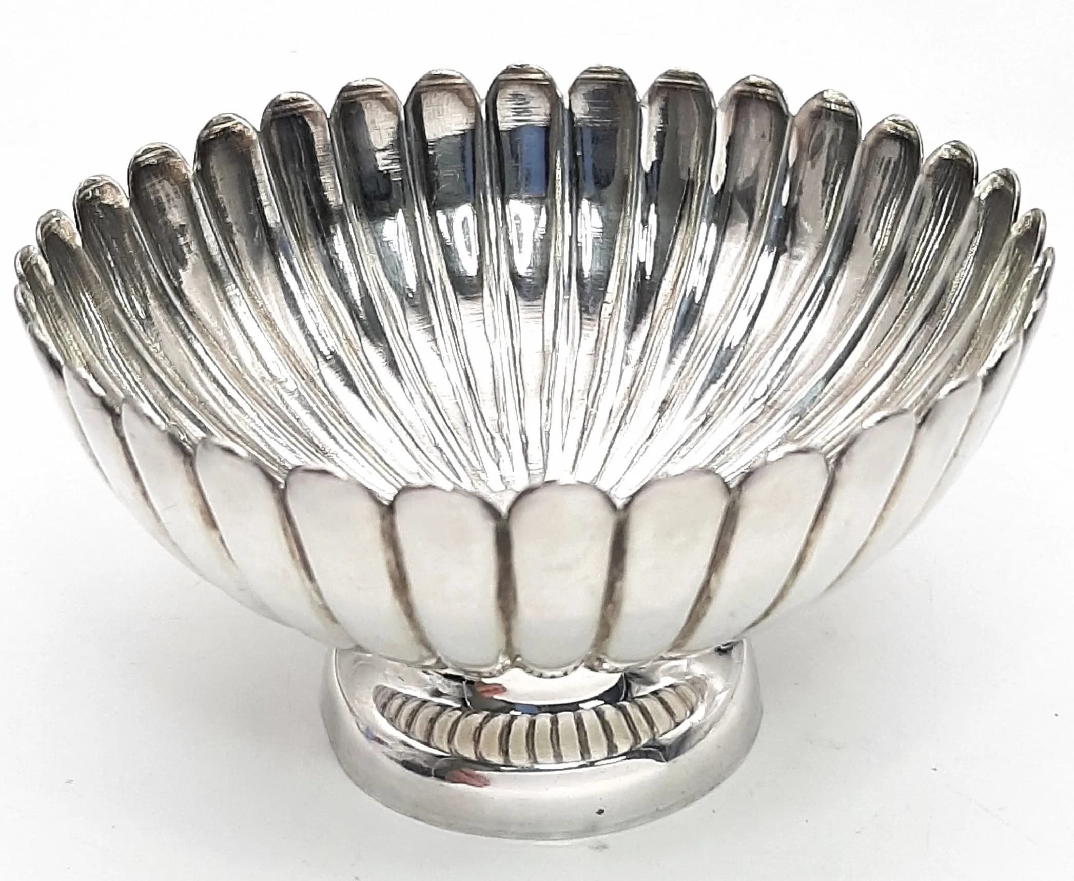 A Small Silver Bonbon Dish. Scalloped form. 9cm diameter. 67g. 5cm tall.