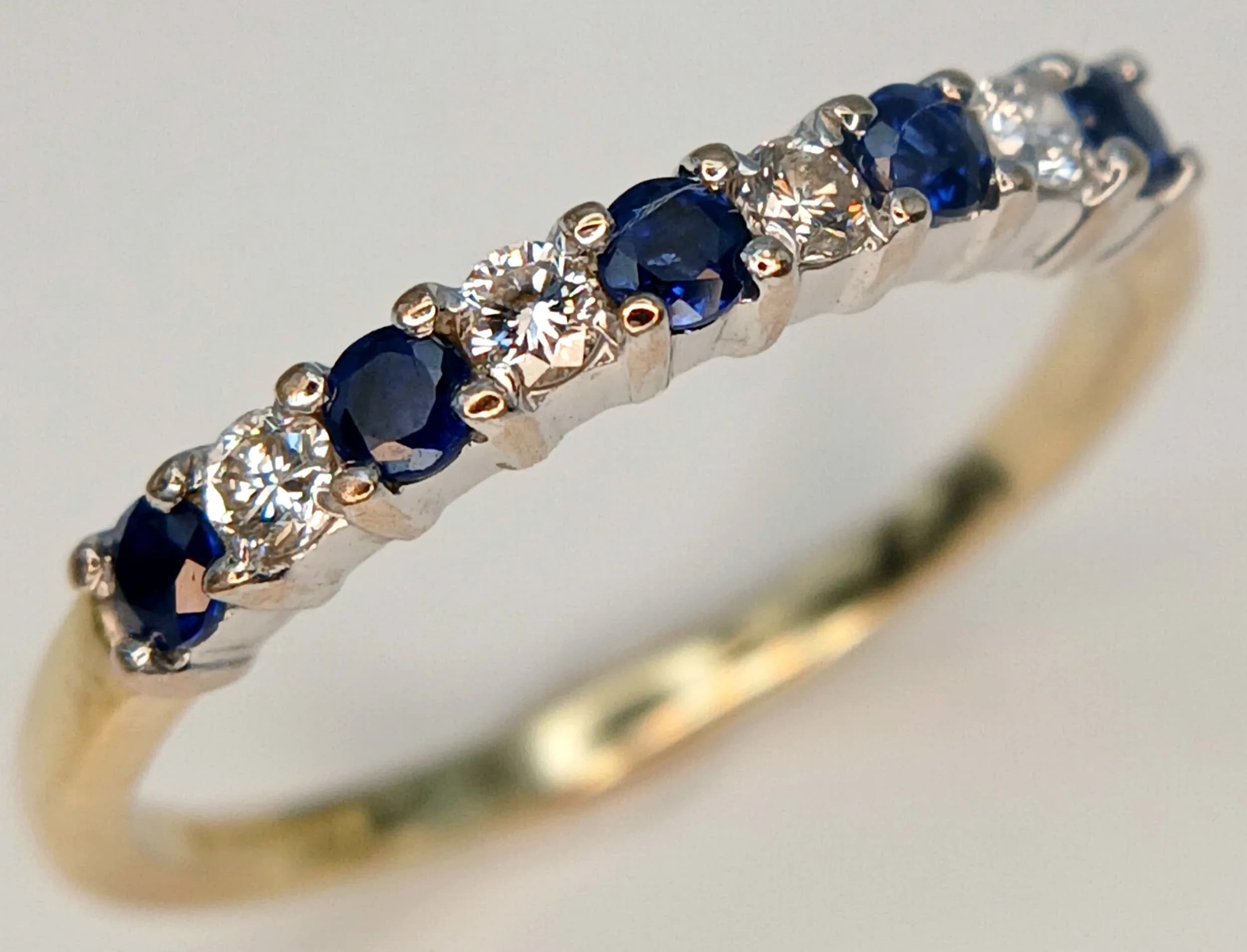 AN 18K YELLOW GOLD, DIAMOND AND SAPPHIRE SET, HALF ETERNITY RING. 1.9G, SIZE L/M. SC 7058
