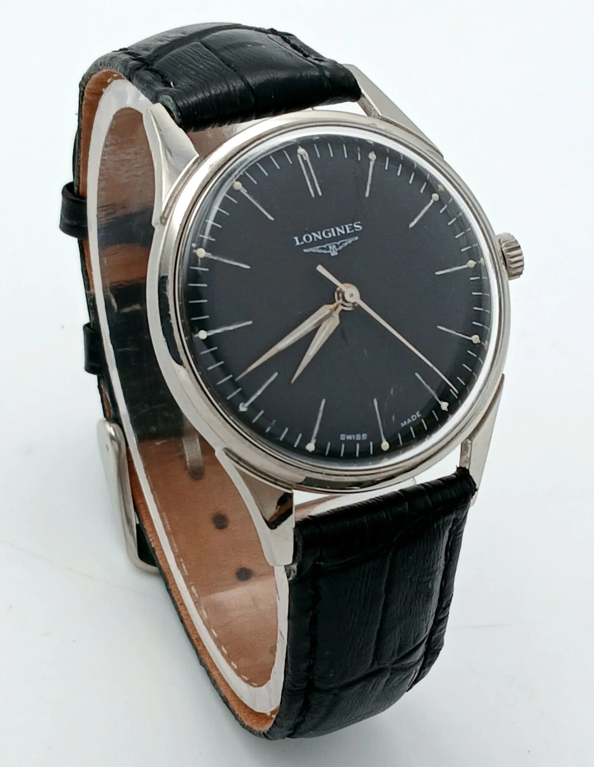 A Classic Longines Mechanical Gents Watch. Black leather strap. Stainless steel case - 35mm. Black dial. Hand-wind. In working order.