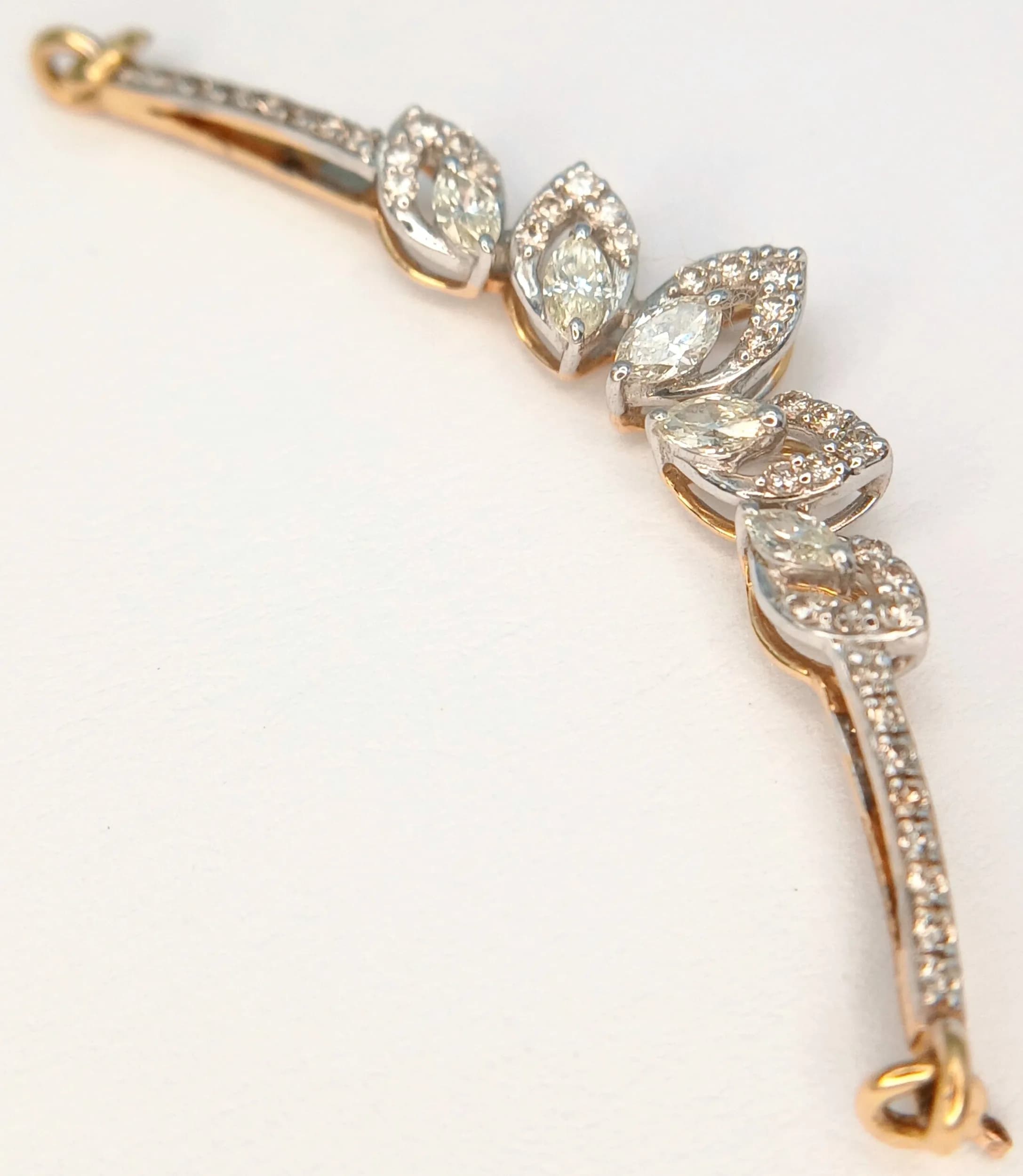AN 18K YELLOW GOLD, MIXED CUT, DIAMOND SET, COLLAR PENDANT. JUST NEEDS THE CHAIN ATTACHING. 0.45CTW. 1.5G. SC 7086