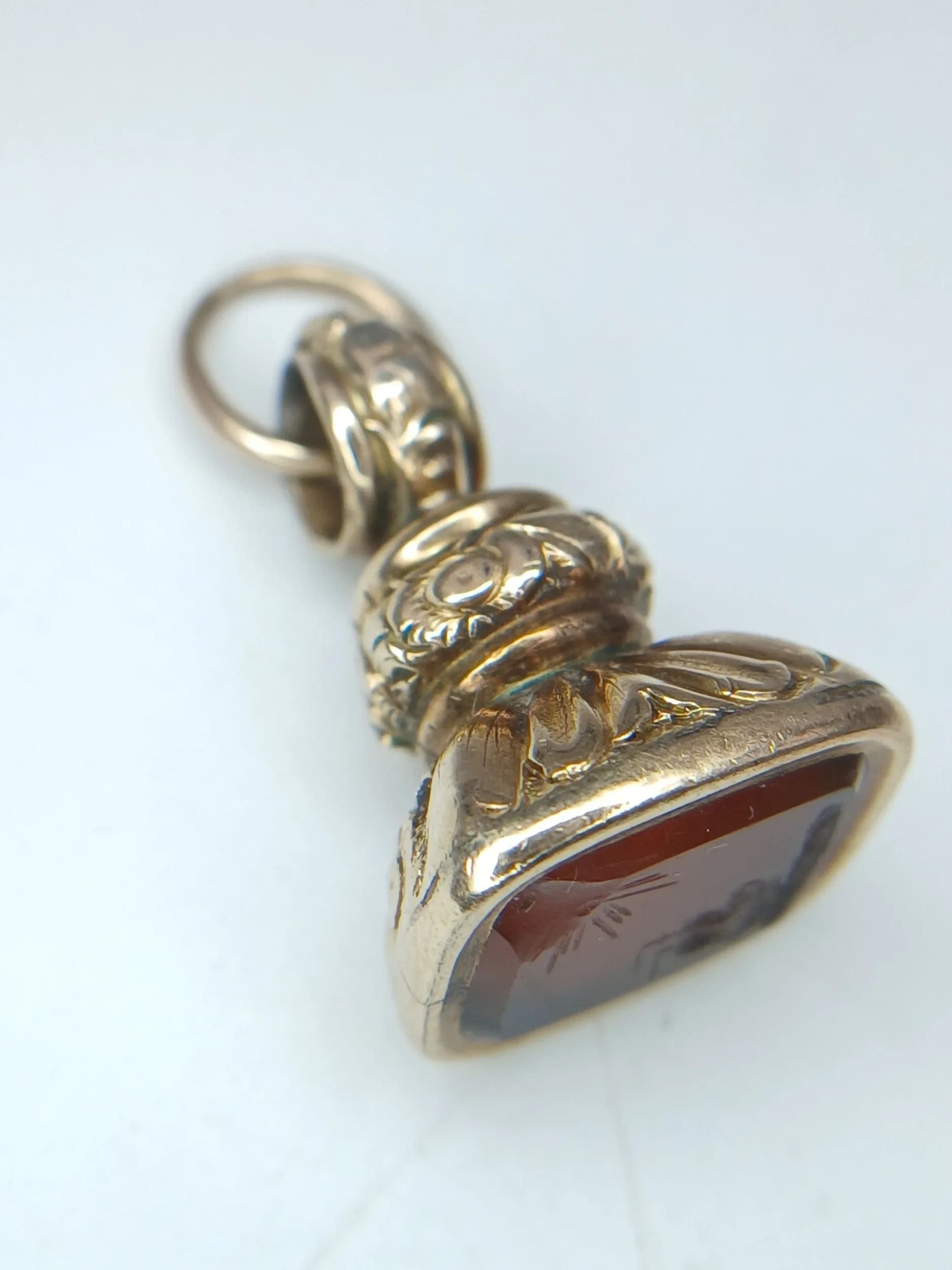 A 9K YELLOW GOLD, ANTIQUE, CORNELIAN SET, FOB SEAL, PENDANT / CHARM. 2.7G. SC 7006