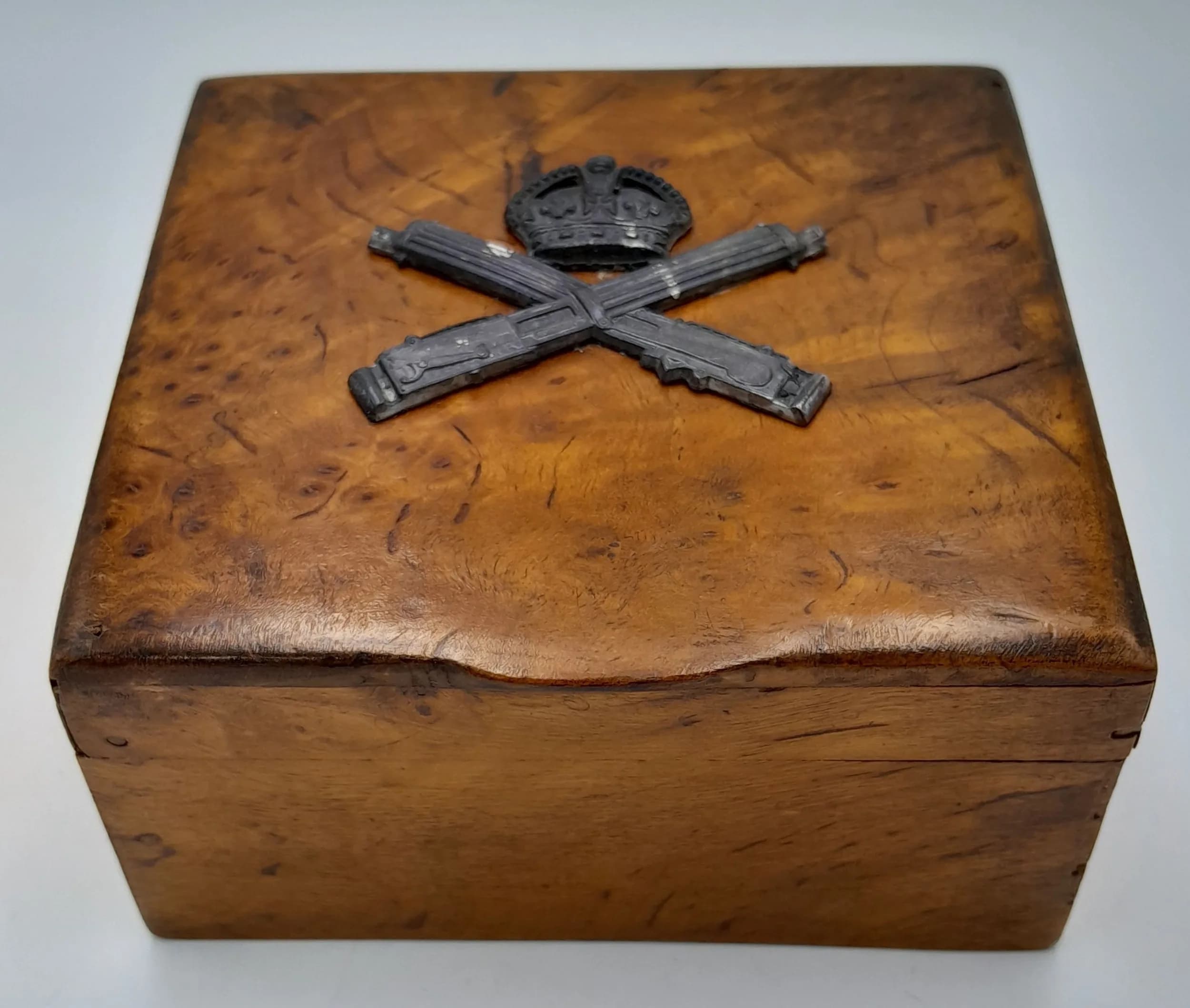 WW1 Period Burwood Box with a solid Silver Badge of the Machine Corps. 9.5cm length x 9cm width x 5cm height