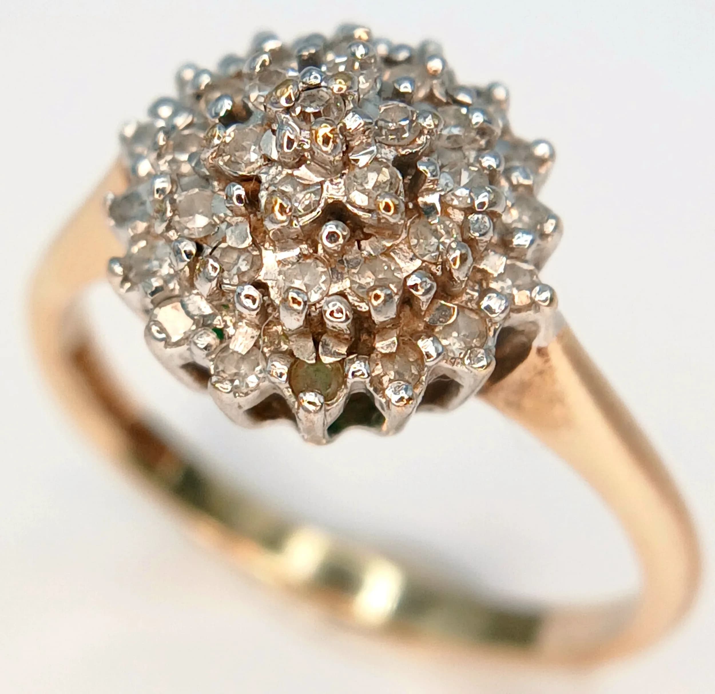 A 9K YELLOW GOLD, DIAMOND SET, CLUSTER RING. 0.20CTW. 2.3G, SIZE K. SC 7023