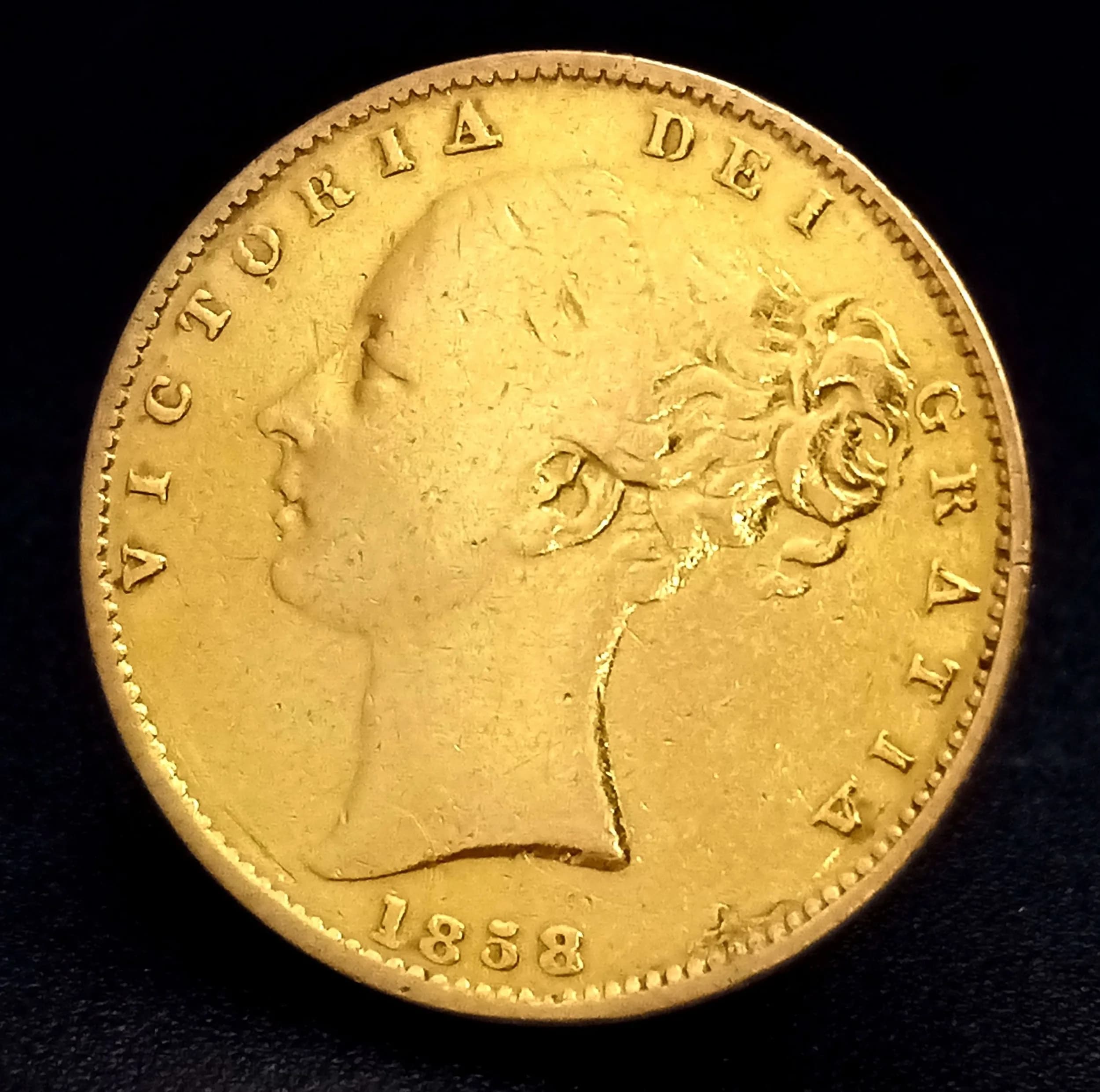 AN 1858, QUEEN VICTORIA, YOUNG BUN HEAD, SHIELD BACK, FULL SOVEREIGN COIN. 22K GOLD. REF: 10000.