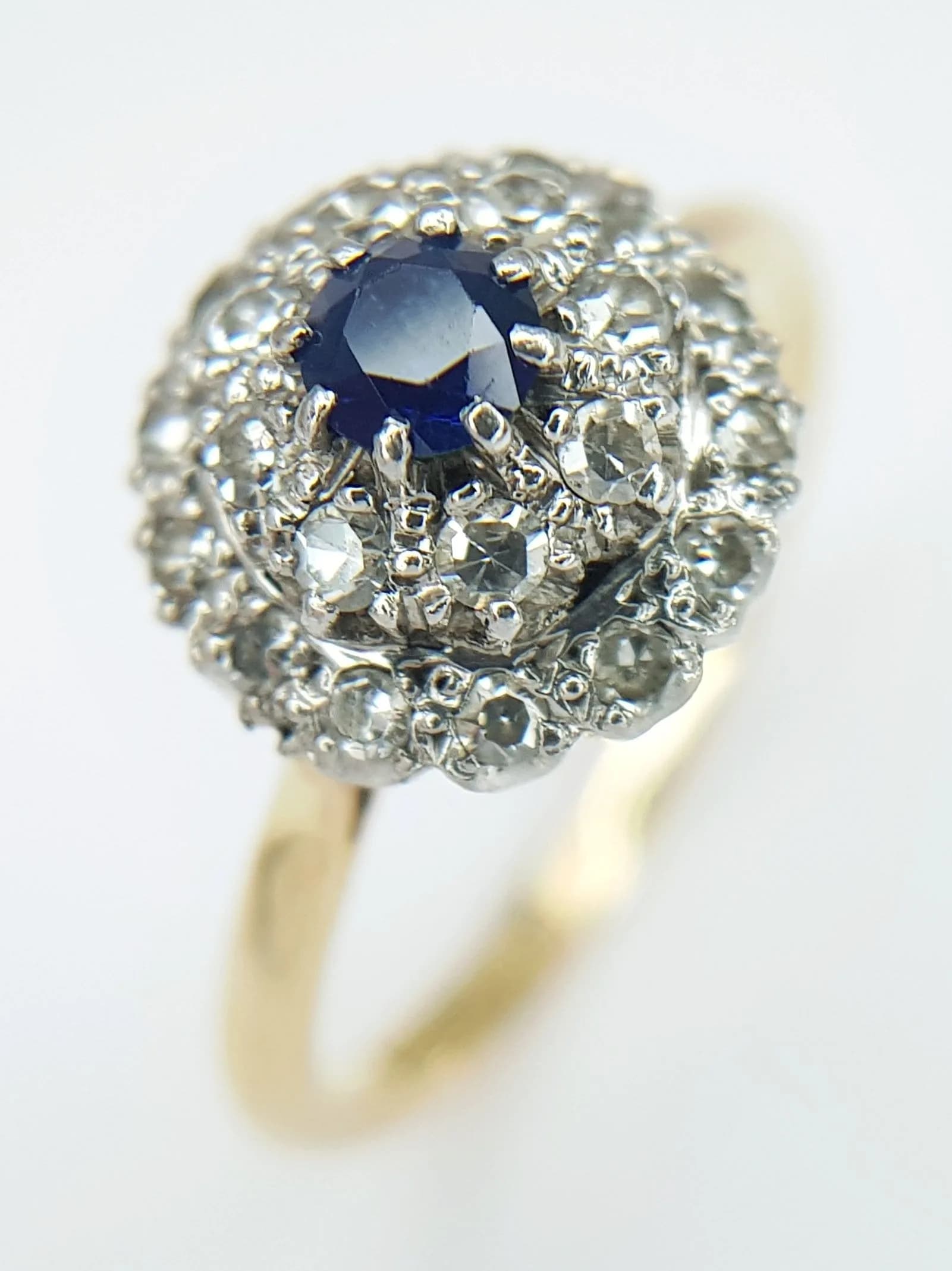 AN 18K YELLOW GOLD AND PLATINUM, DIAMOND AND SAPPHIRE CLUSTER RING. 3.6G, SIZE N. SC 7054