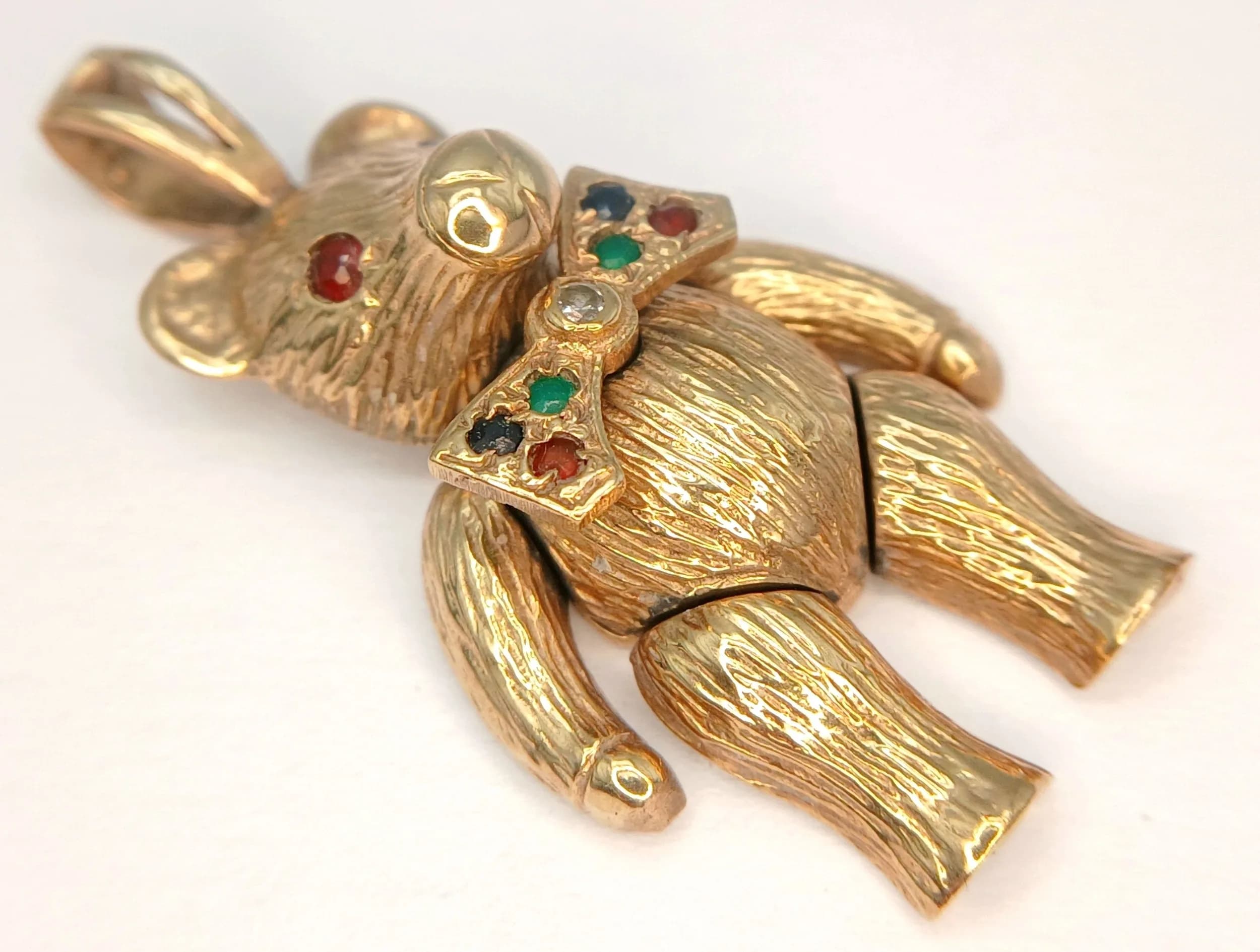 Appealing Vintage 9 CARAT GOLD ‘TEDDY BEAR’ PENDANT. Fully articulated . GEMSTONE SET. Approx 7.3 Grams. 4 cm Drop. Please see pictures.