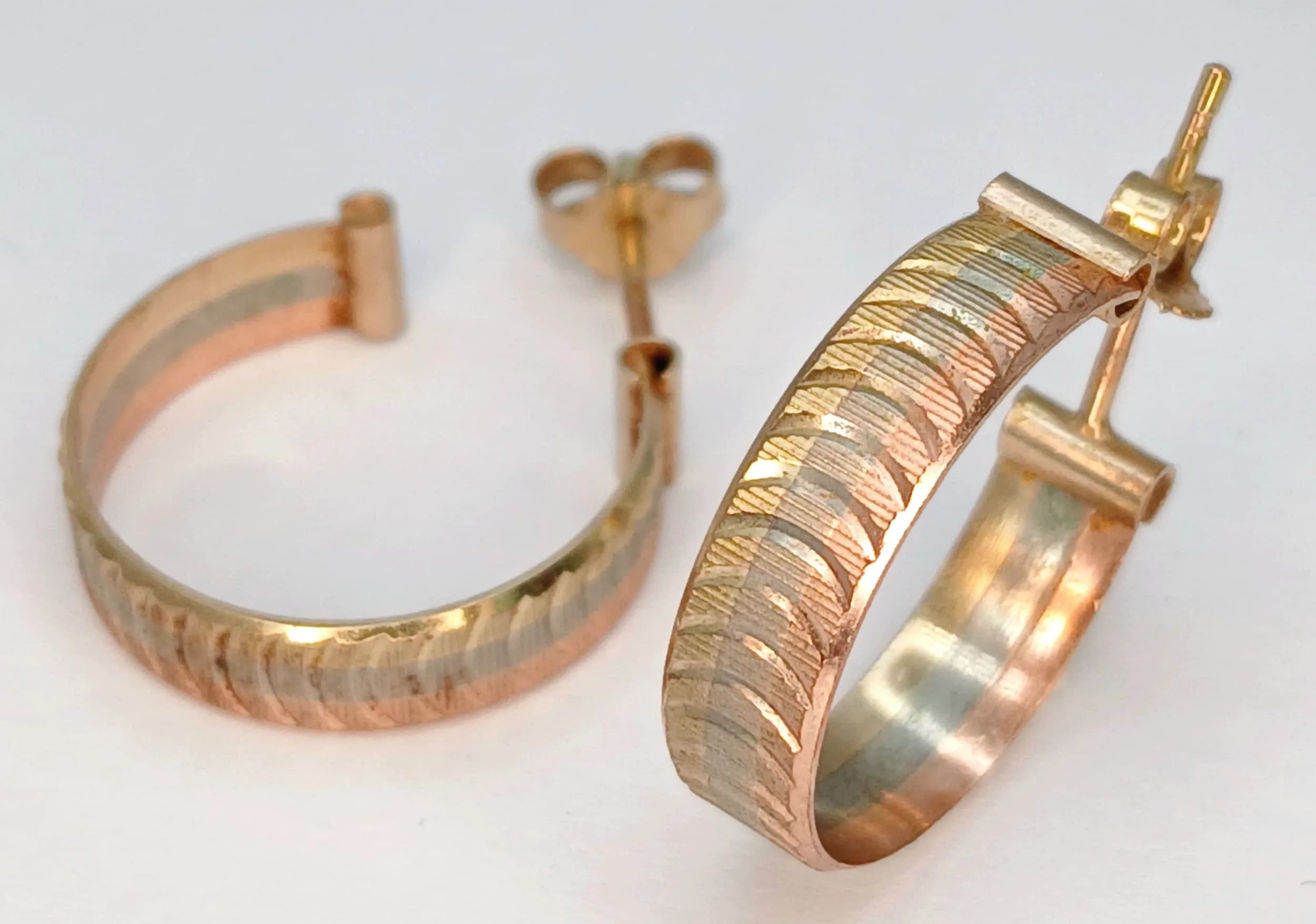 A Pair of 9K Tri-Coloured Gold Hoop-Huggie Earrings. 2cm. 3.4g total weight.