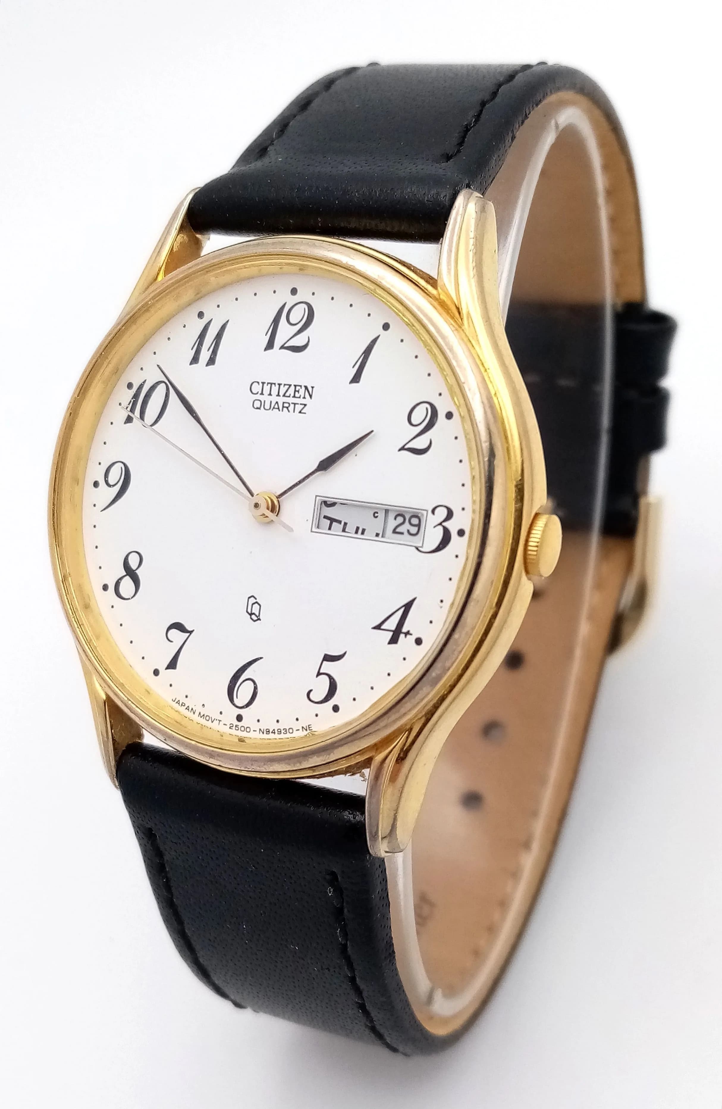 A CITIZEN, GOLD TONE, WHITE DIAL, DAY DATE, BLACK LEATHER STRAP WATCH. IN FULL WORKING ORDER, NEW BATTERY FITTED RECENTLY. S/A 1317 - 4