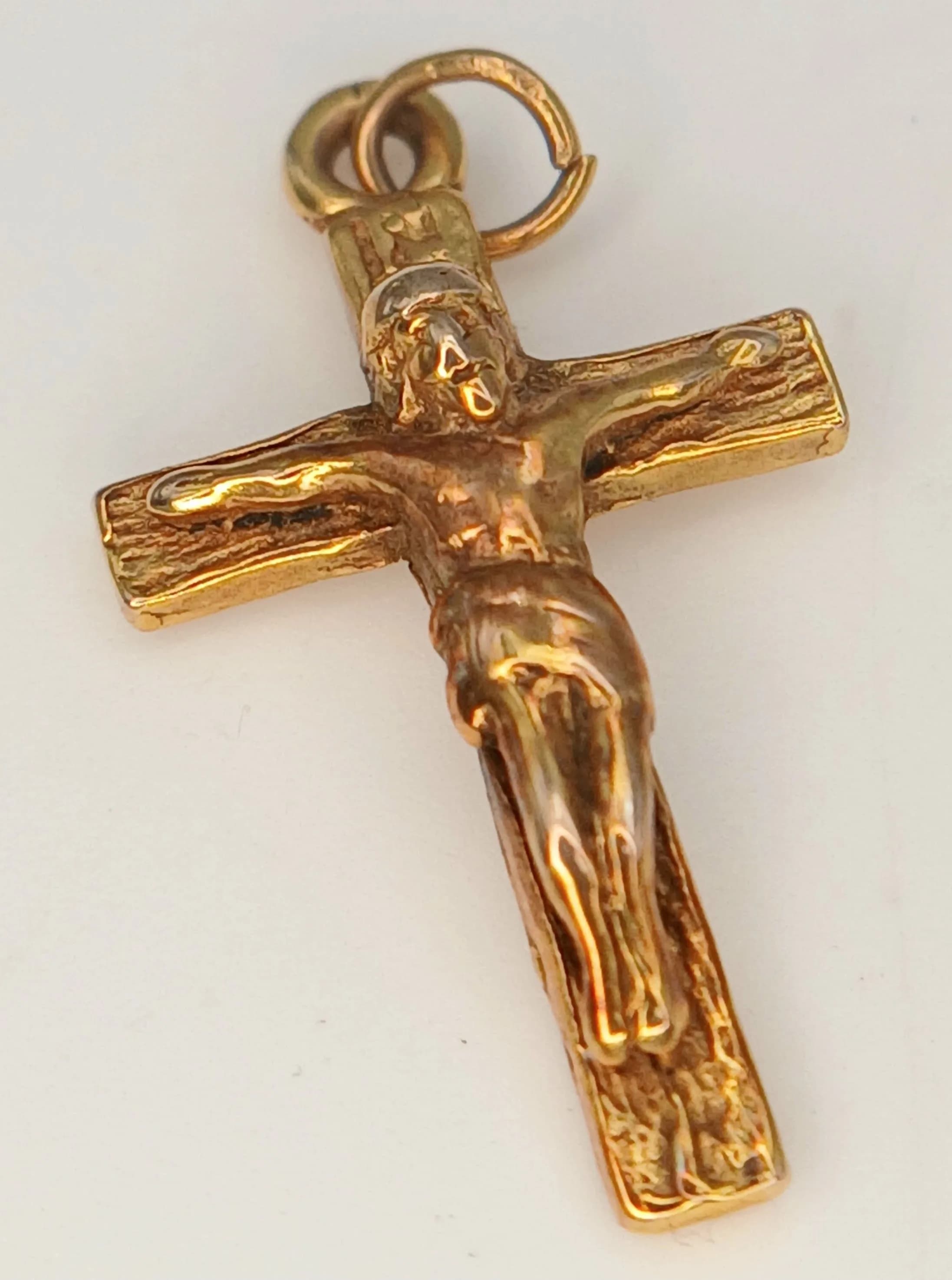 A 9K Yellow Gold Crucifix Pendant. 2cm. 1.1g.