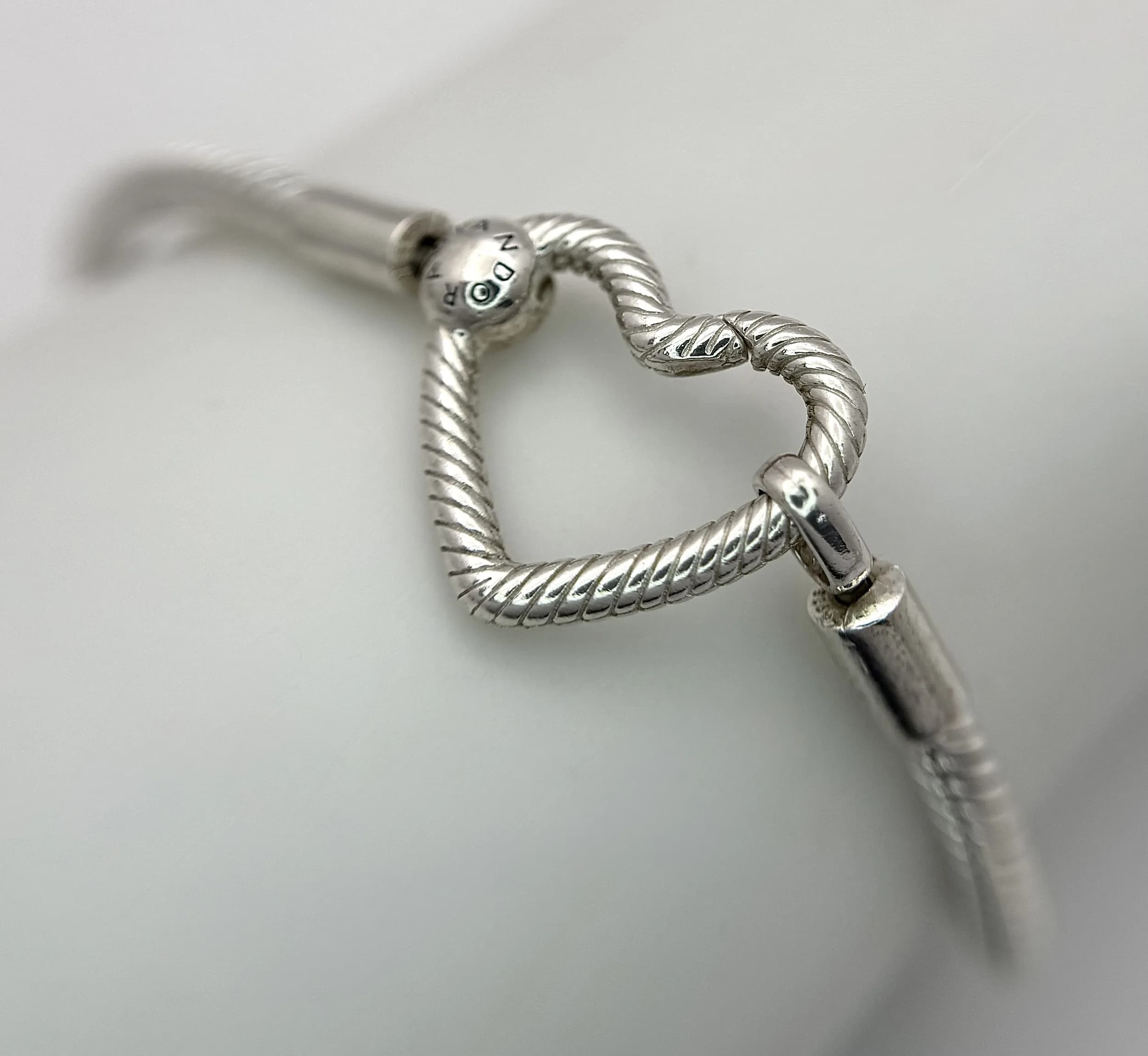A PANDORA, STERLING SILVER, HEART CLASPED BRACELET. 13G. AS NEW. RRP £69. SIL TREV 7001