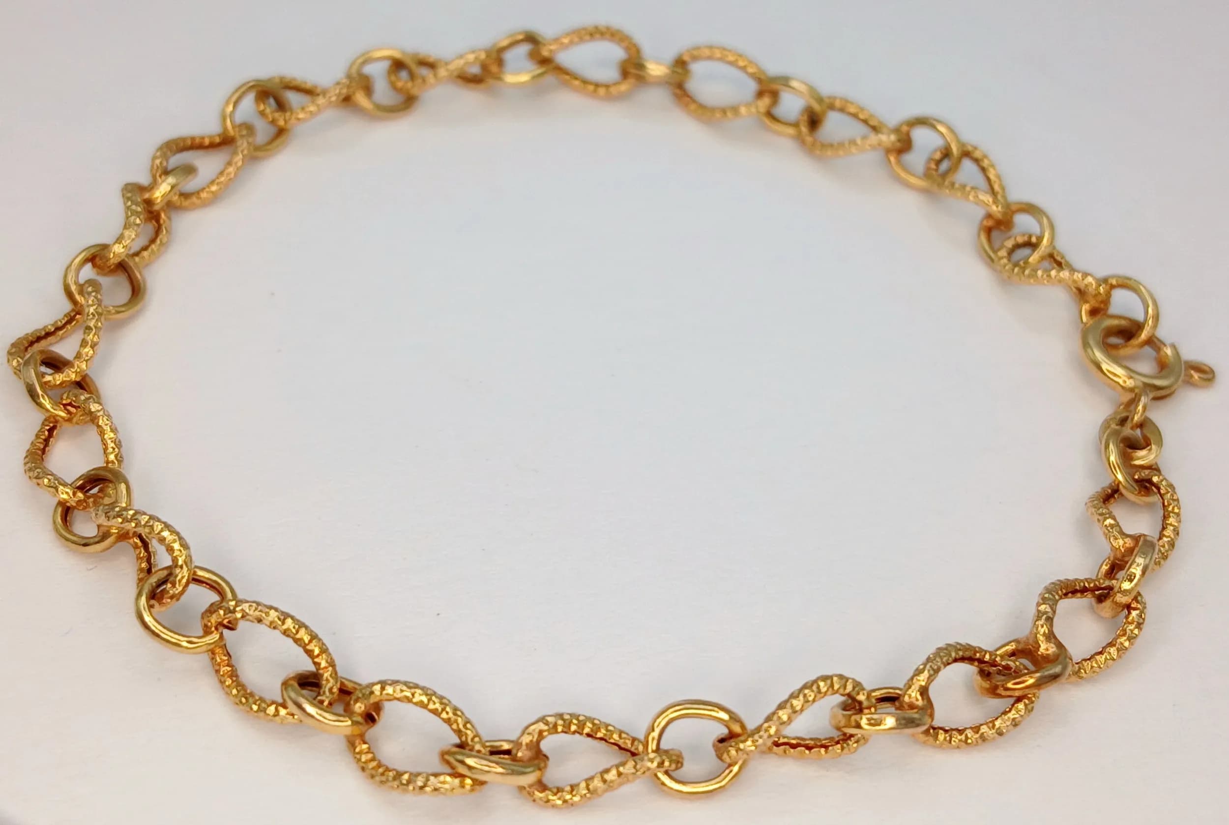 A 9K Yellow Gold Twisted Belcher Link Bracelet. 17cm. 2.2g.