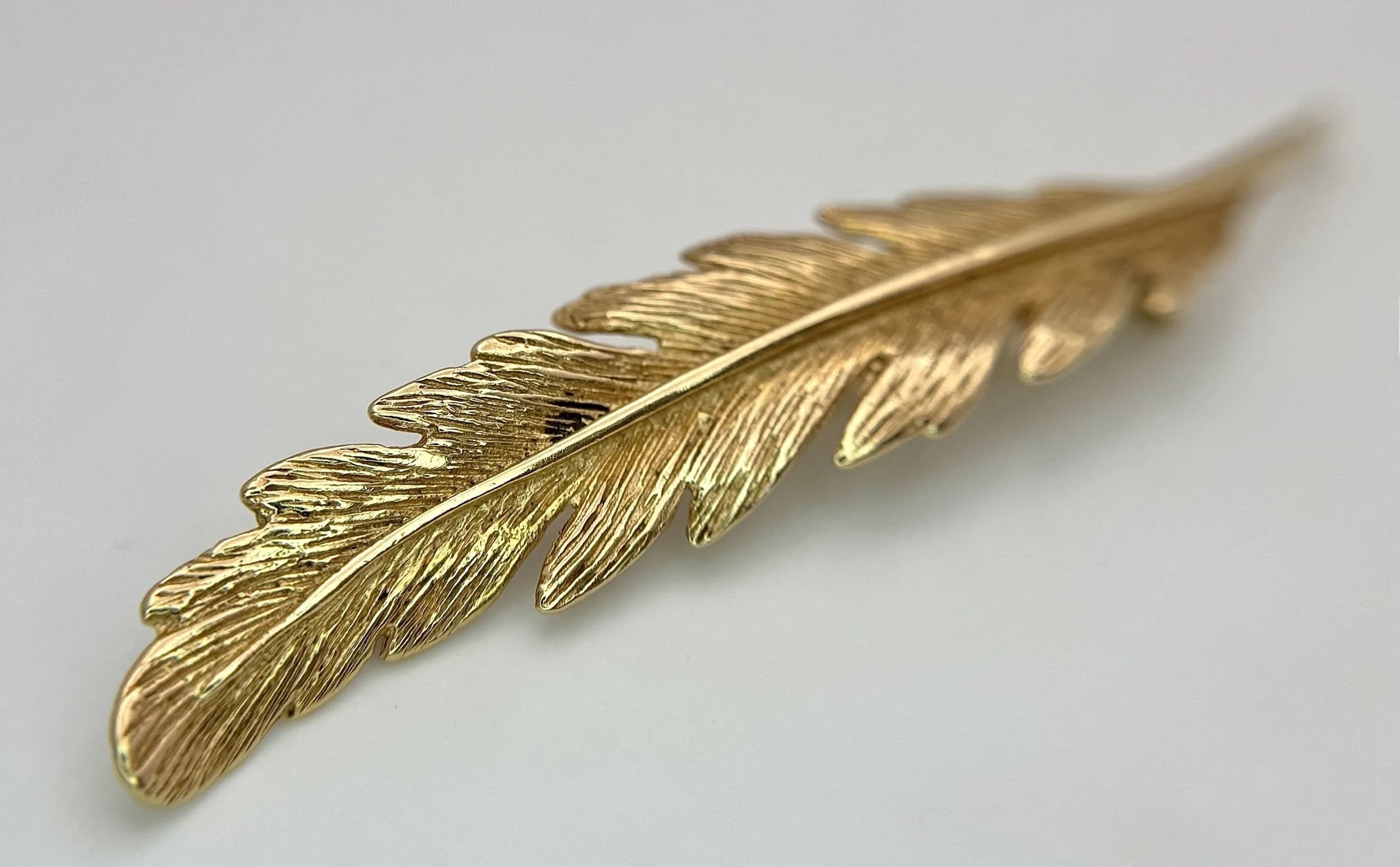 A 14K yellow gold leaf brooch, 4g total weight. Ref: SH2567I