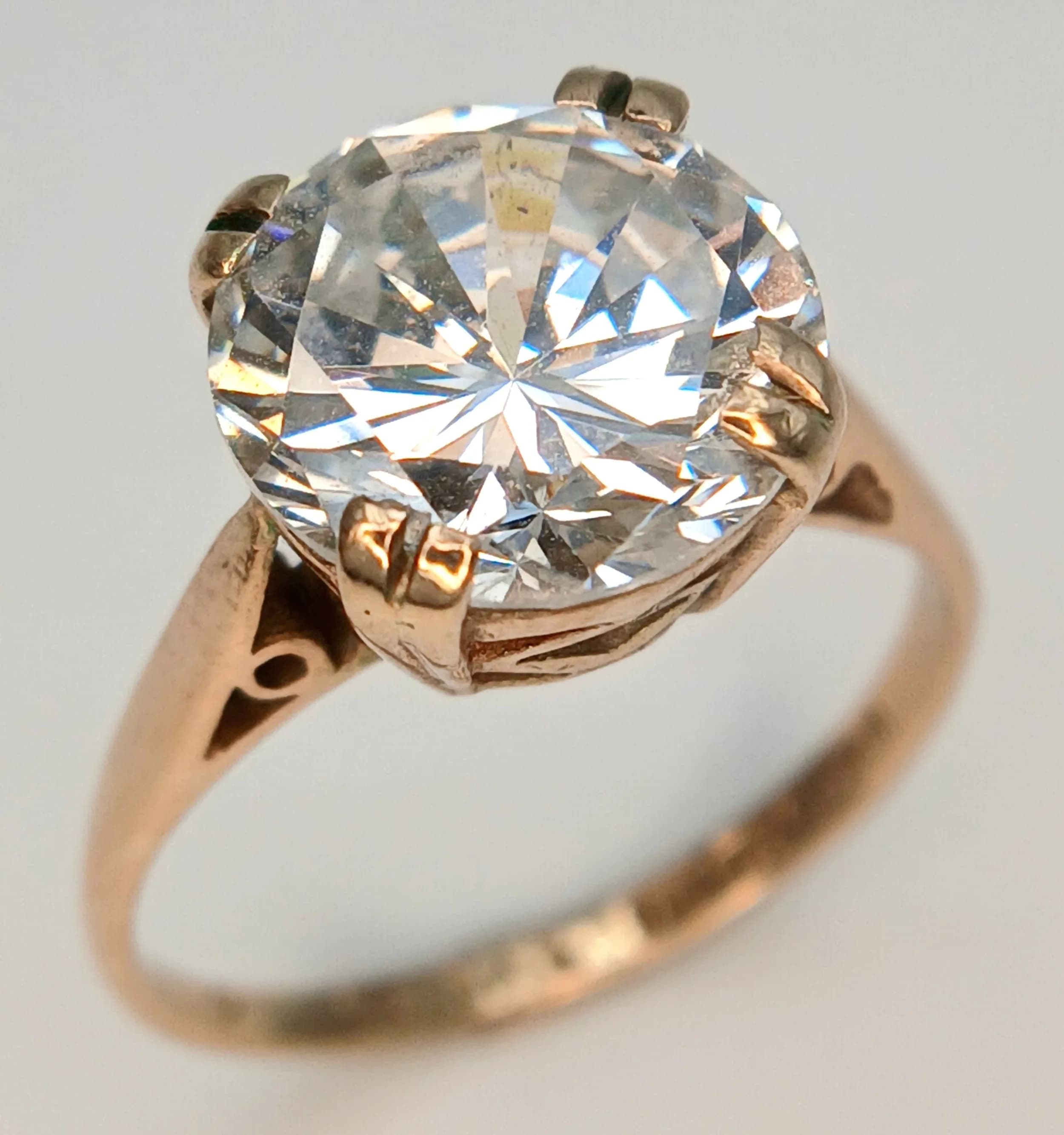 A 9K Yellow Gold White Stone Solitaire Ring. Size L 1/2. 3.15g total weight.
