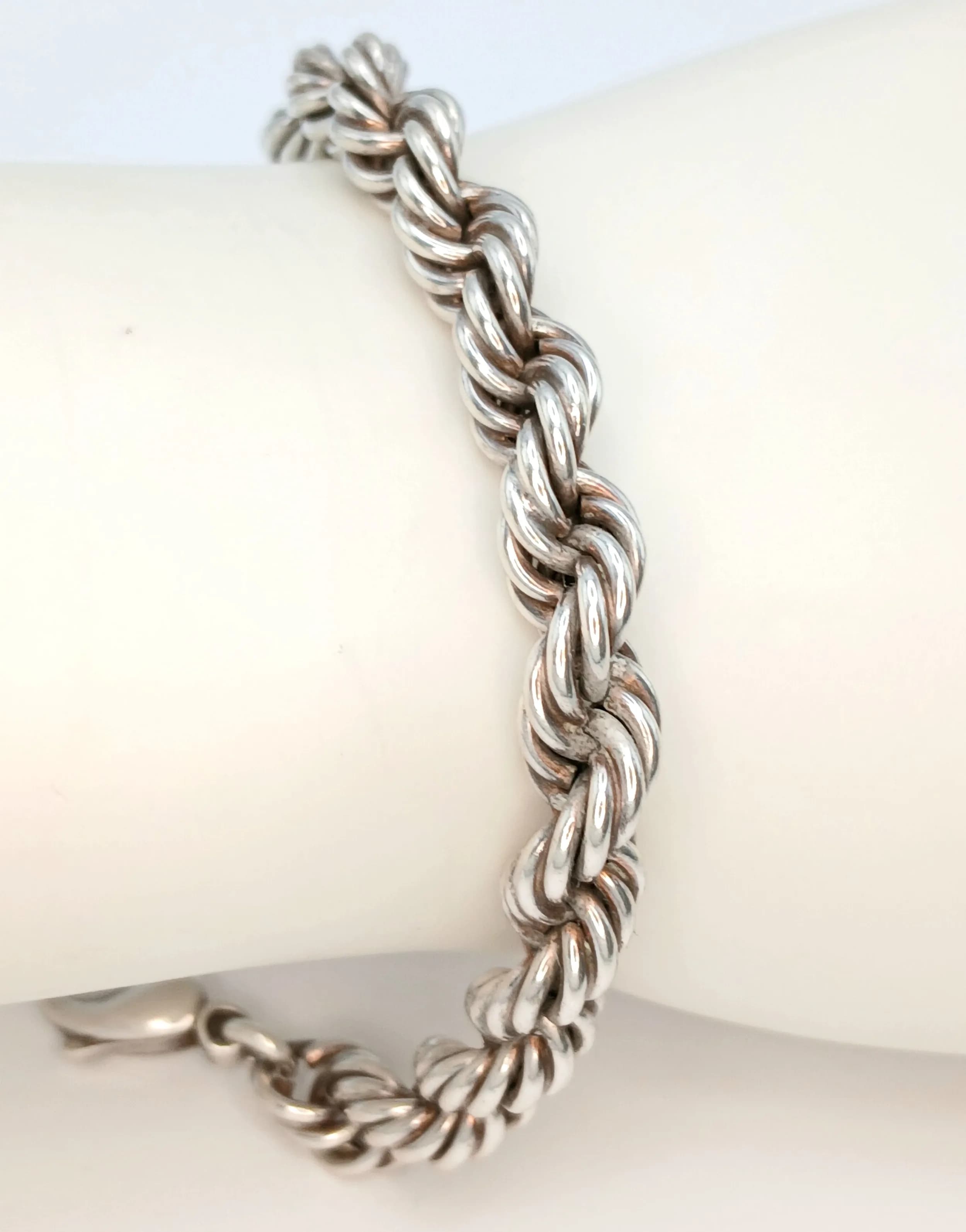 A Stylish 925 Sterling Silver Rope Link Bracelet – 19cm Length. Designed with decorative twisted rope links and a lobster clasp fastening. Gross weight 11.91 grams.