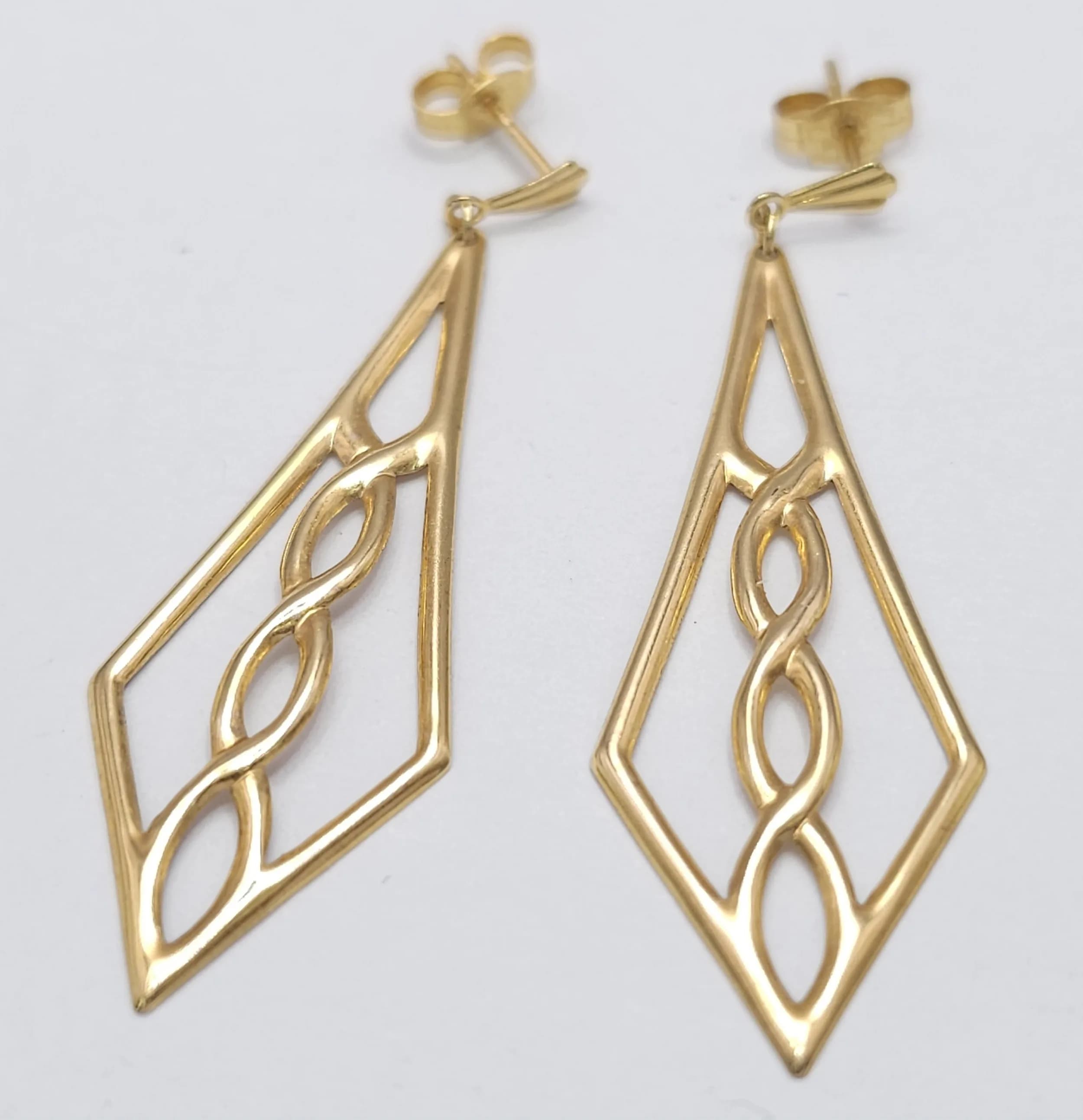 A Pair of 9K Yellow Gold (tests as) Openwork Kite Form Drop Earrings. 4.5cm. 0.9g.
