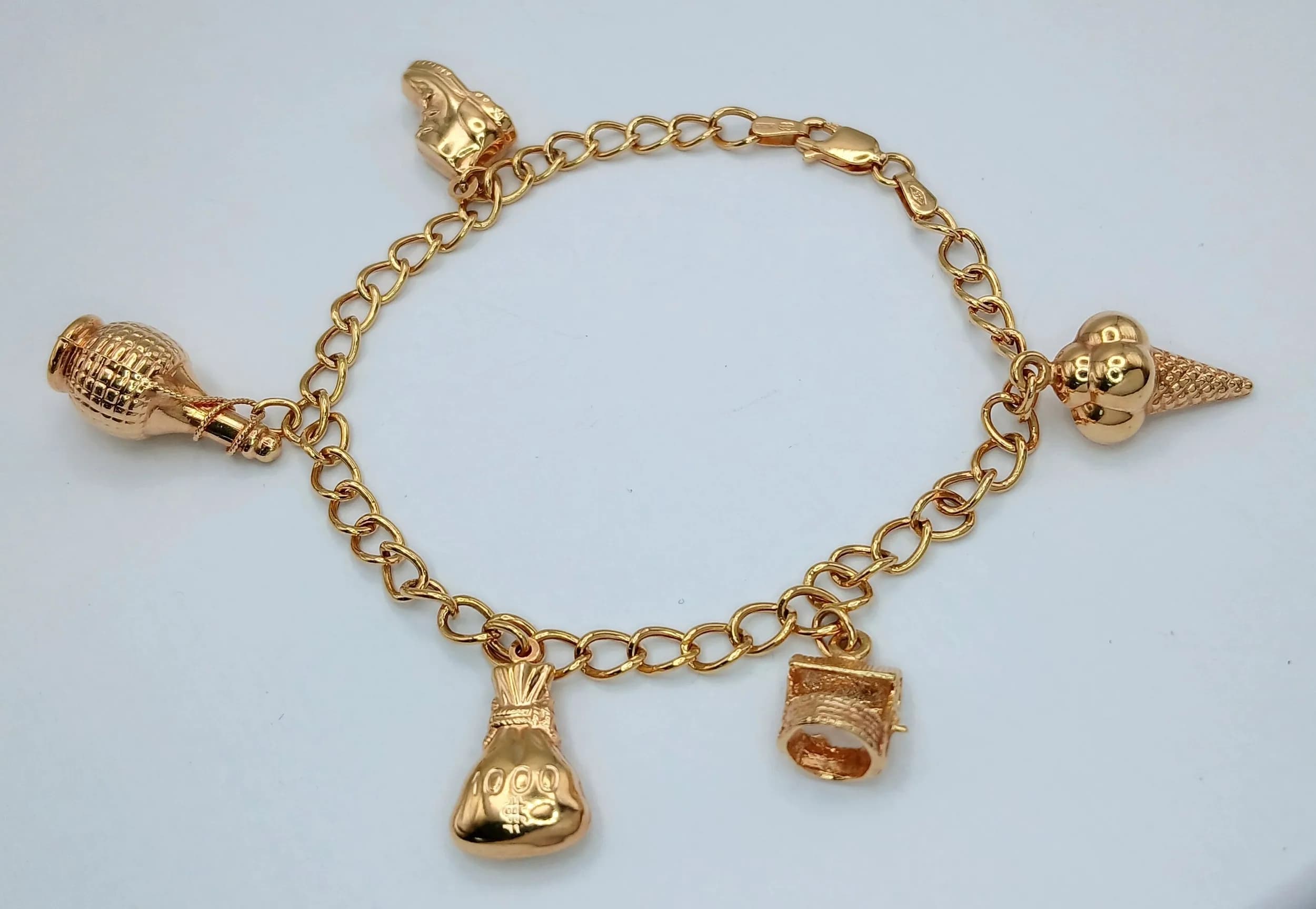 A 9K yellow gold charm bracelet, 18cm chain length, 7.2g total weight. Ref: SH2903I