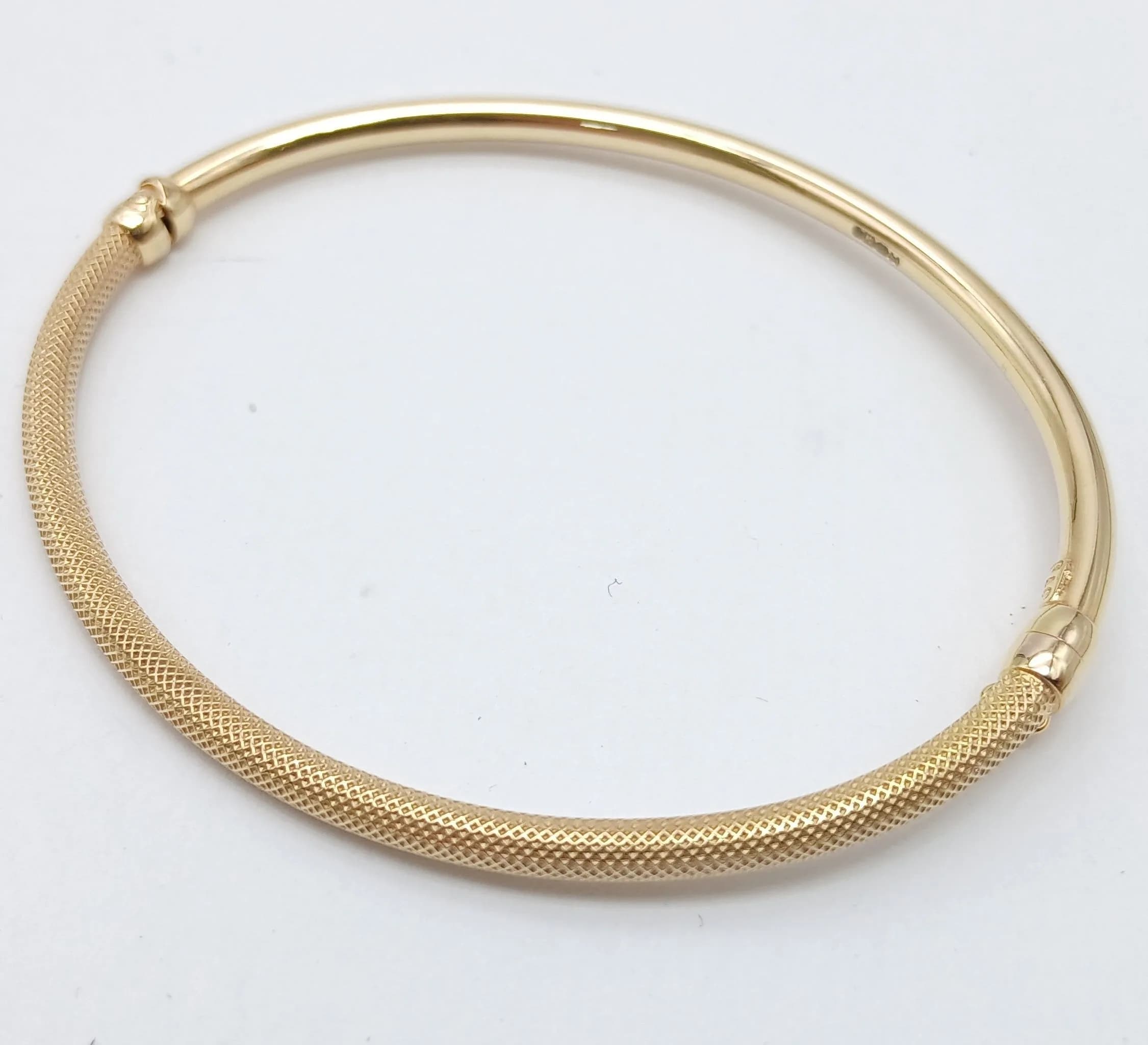 Classic 9 CARAT GOLD, OPENING BANGLE. Having textured side and smooth side. Full UK hallmark. 3 Grams. Condition as new, please see pictures.