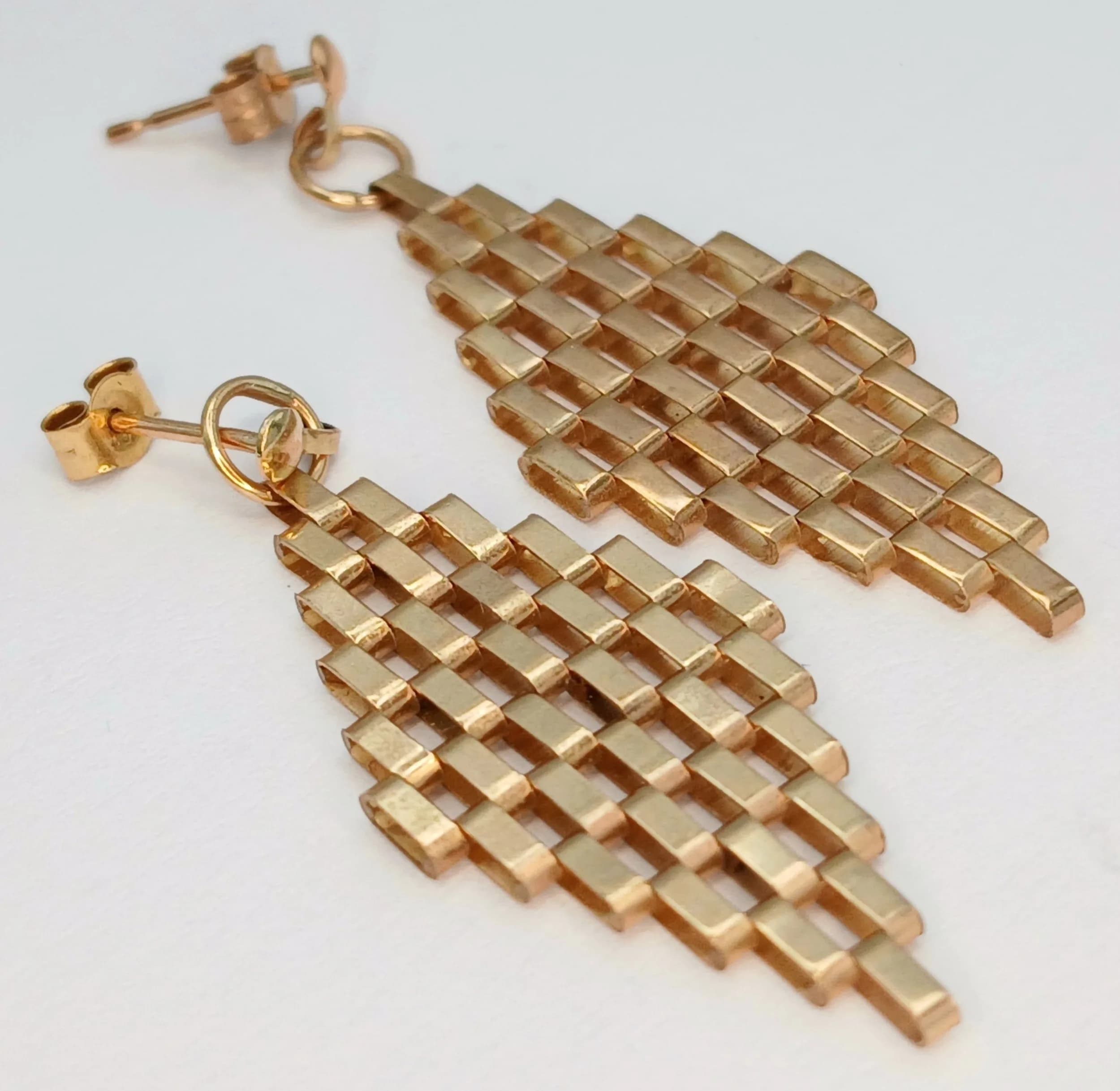 A Pair of 9K Yellow Gold Mesh Design Drop Earrings. 3.5cm. 1.75g total weight.