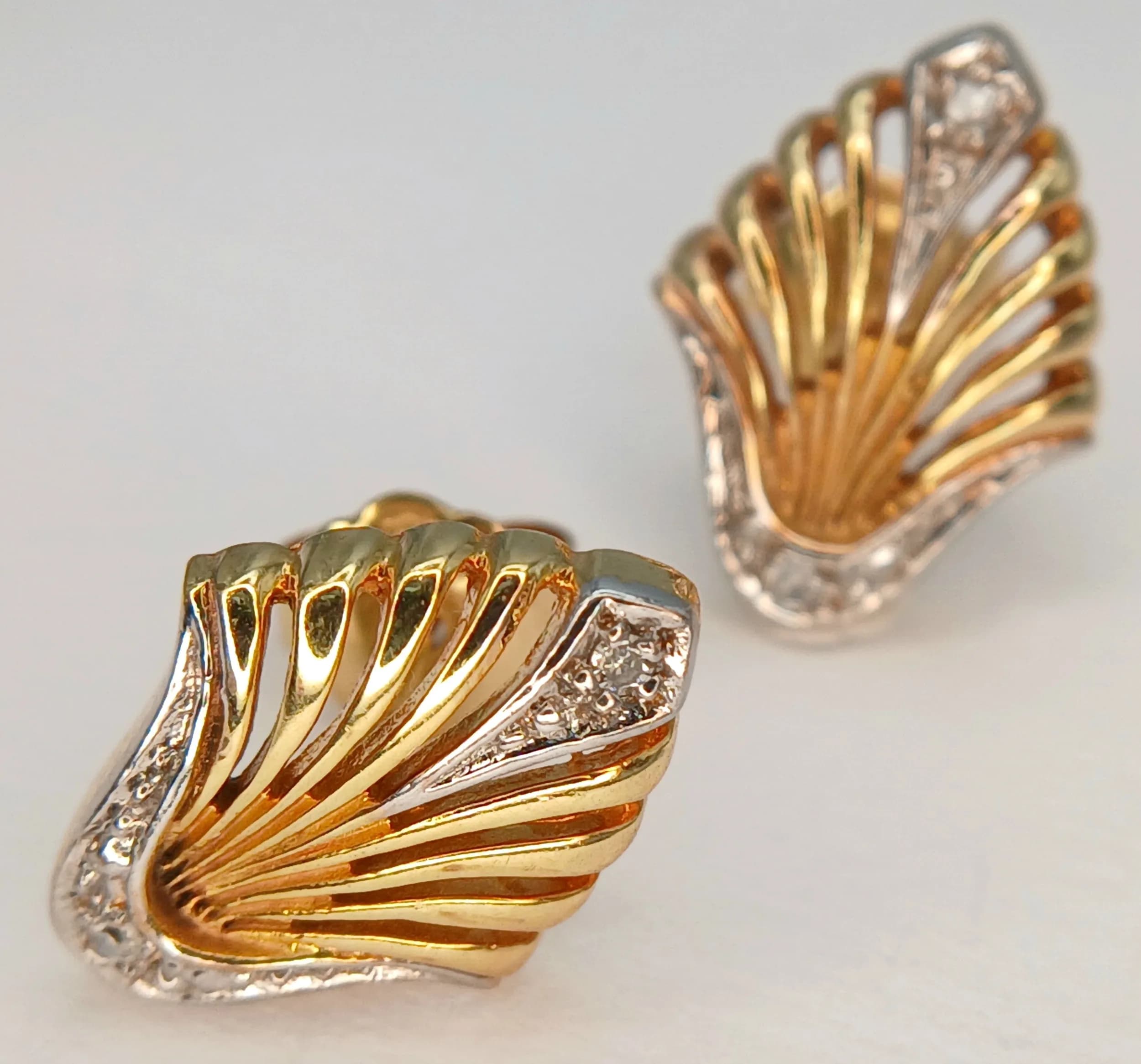 A Pair of 9K Yellow and White Gold Earrings in Shell Form with Diamond Accents. 15mm. 2.9g total weight.
