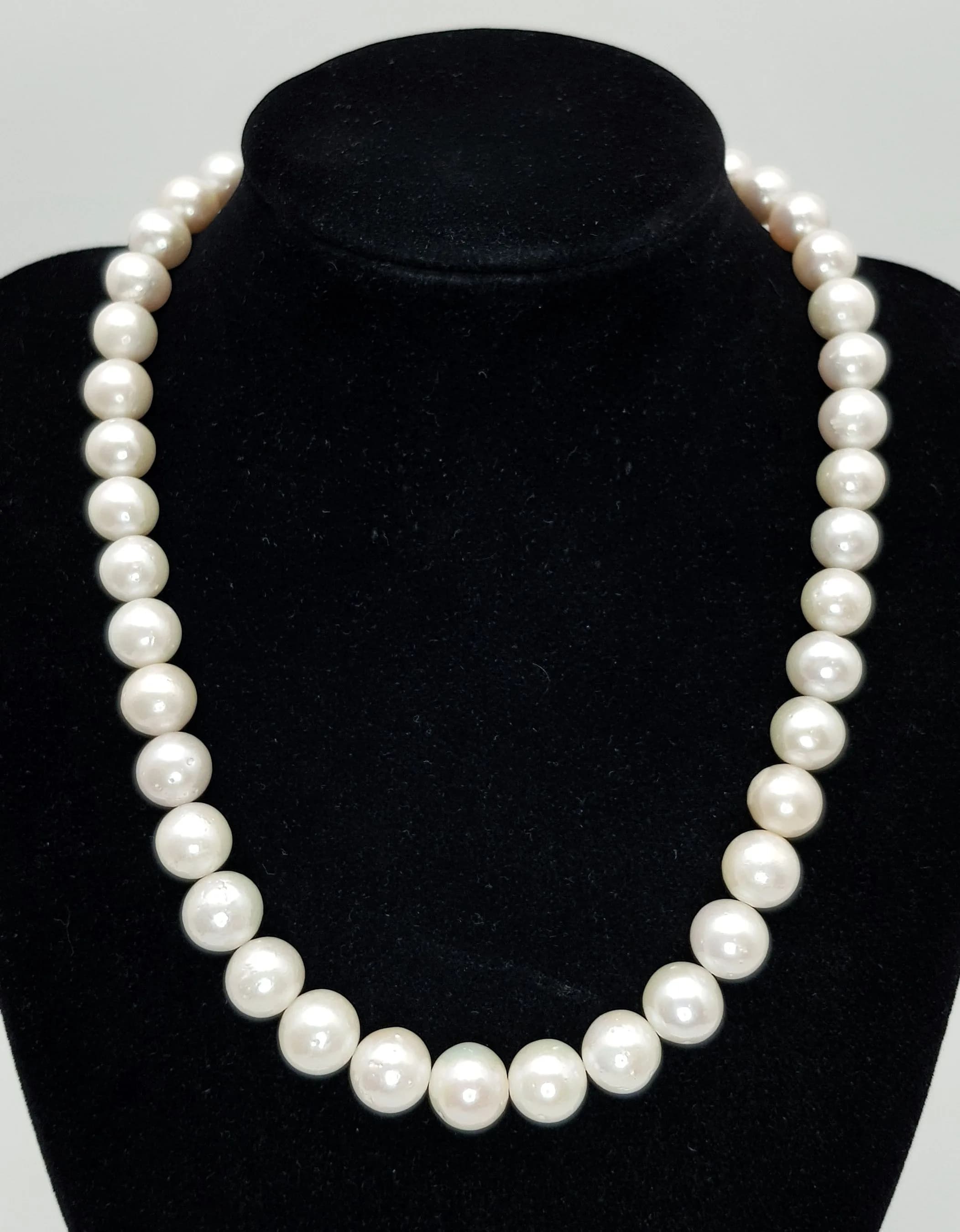 A pretty Graduated Cultured Pearl Necklace, secured with a silver clasp. Approximately 43.5cm in length. Please see photos or request a condition report.