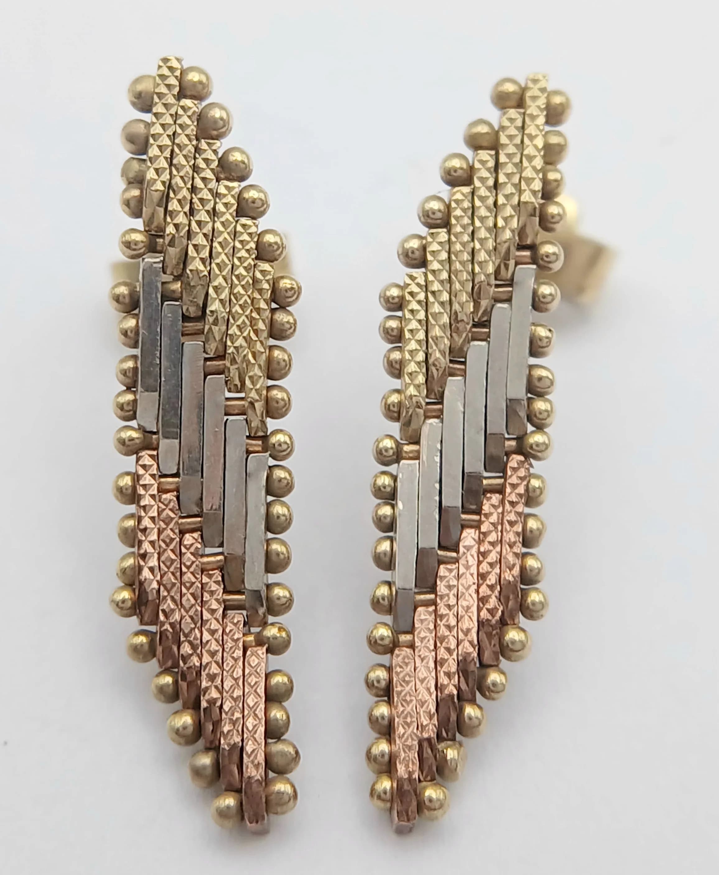 A Pair of Stylish 9K Tri-Coloured Gold Drop Earrings. 2.5cm. 2.6g.