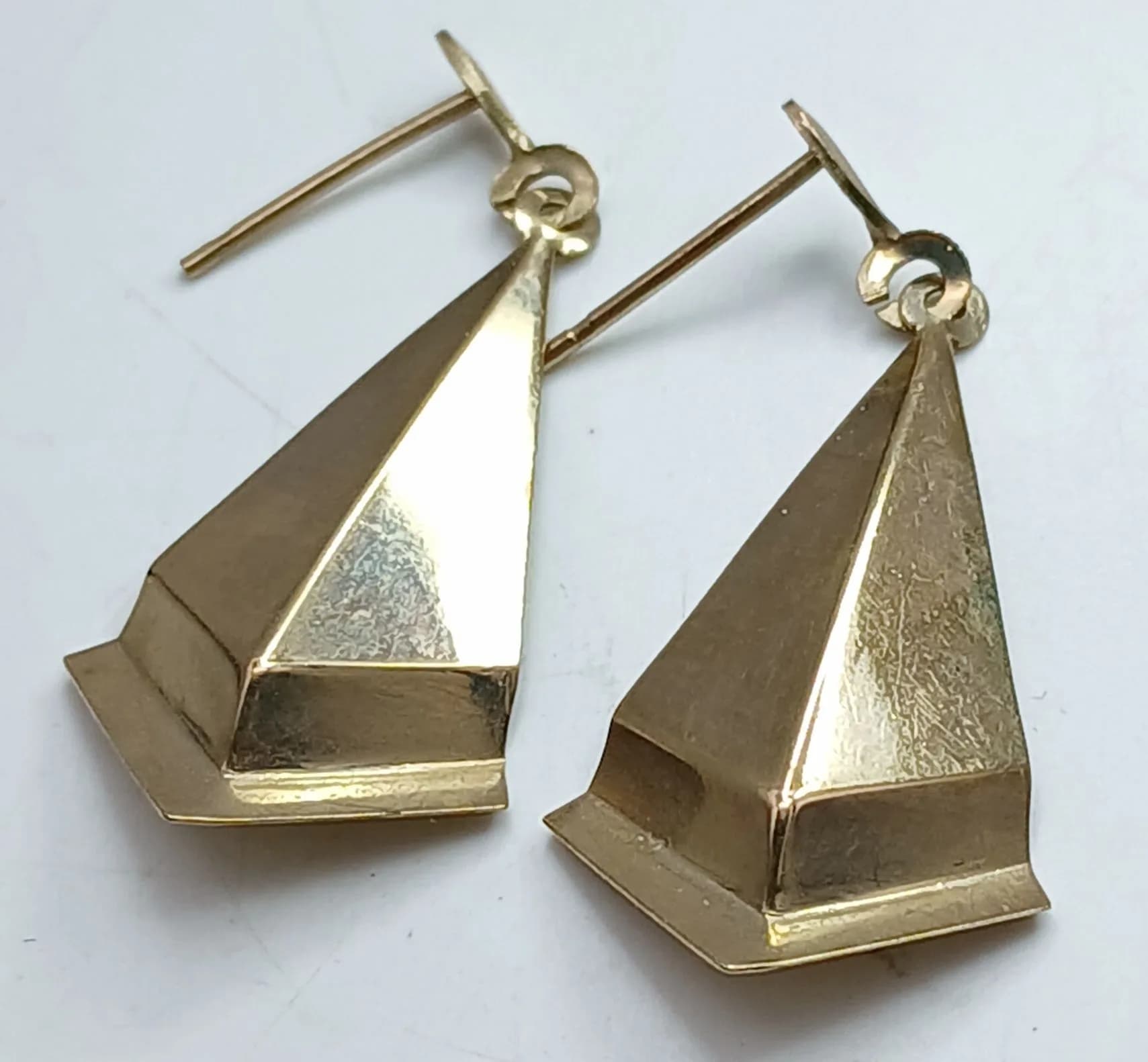 A Pair of 9K Yellow Gold Kite Form Drop Earrings. 3cm drop. No backs. 1.1g.